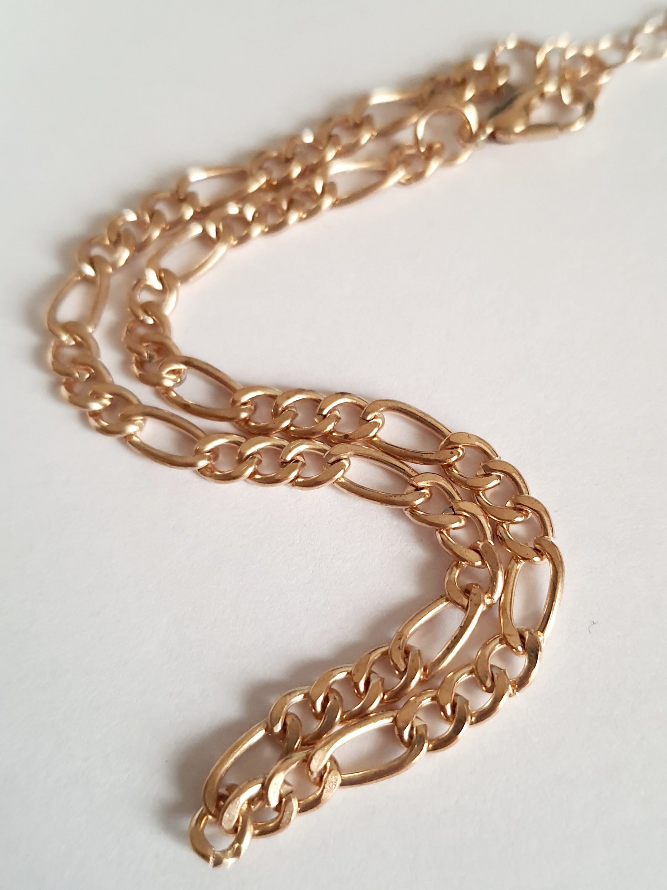 Złota bransoletka w splocie figaro, długość 23–28 cm, stal chirurgiczna, stal nierdzewna, wodoodporne, hipoalergiczne, jakość premium, delikatny połysk, Rouge Bizu.