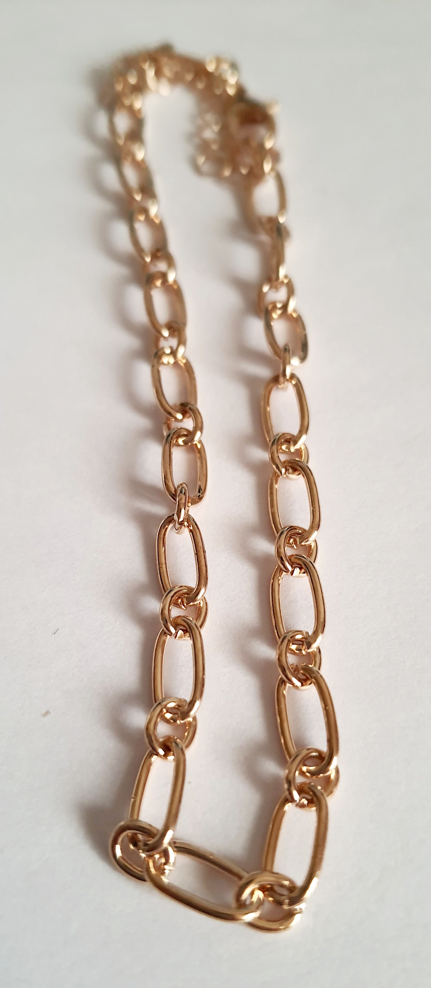 Złota bransoletka w splocie ogniwa, długość 23–28 cm, stal chirurgiczna, stal nierdzewna, wodoodporne, hipoalergiczne, jakość premium, elegancki połysk, Rouge Bizu.