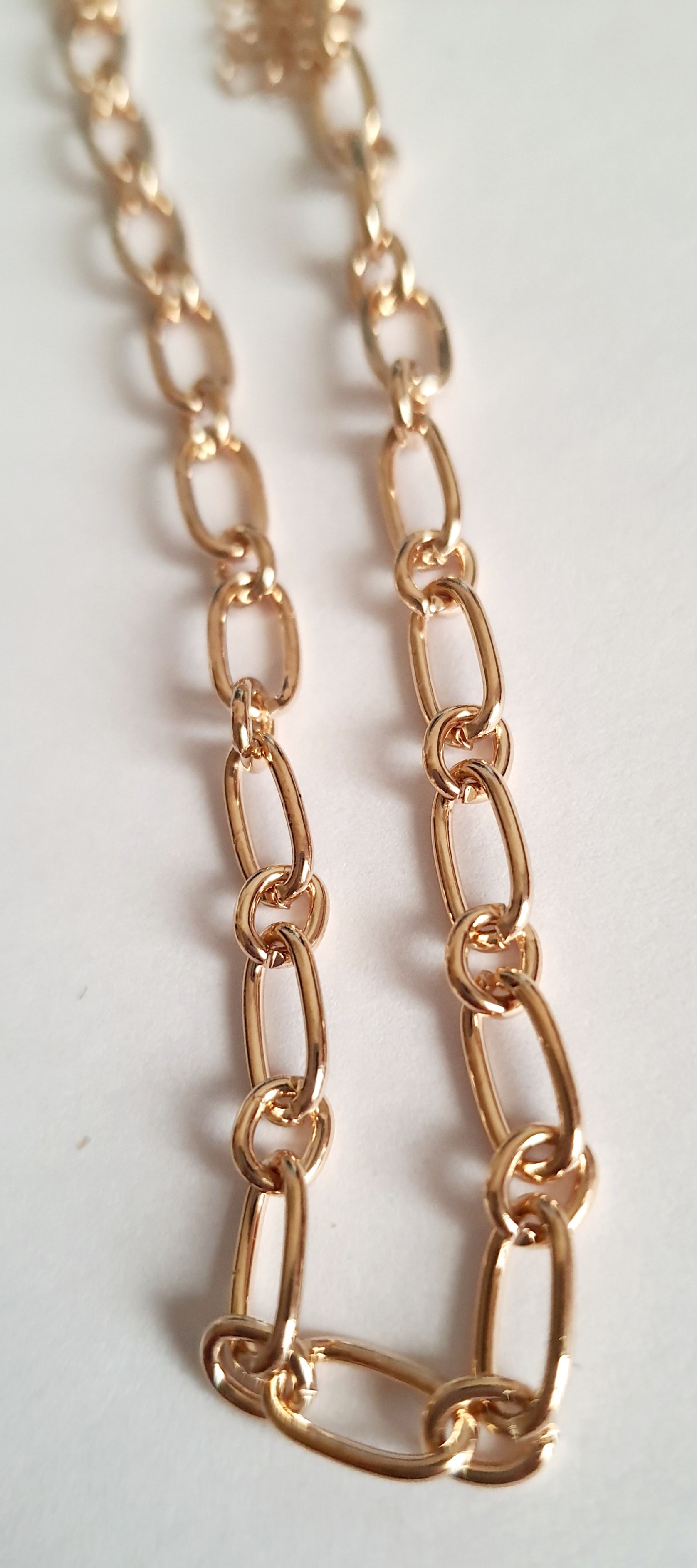The golden power of minimalism – a flexible bracelet in a retro style