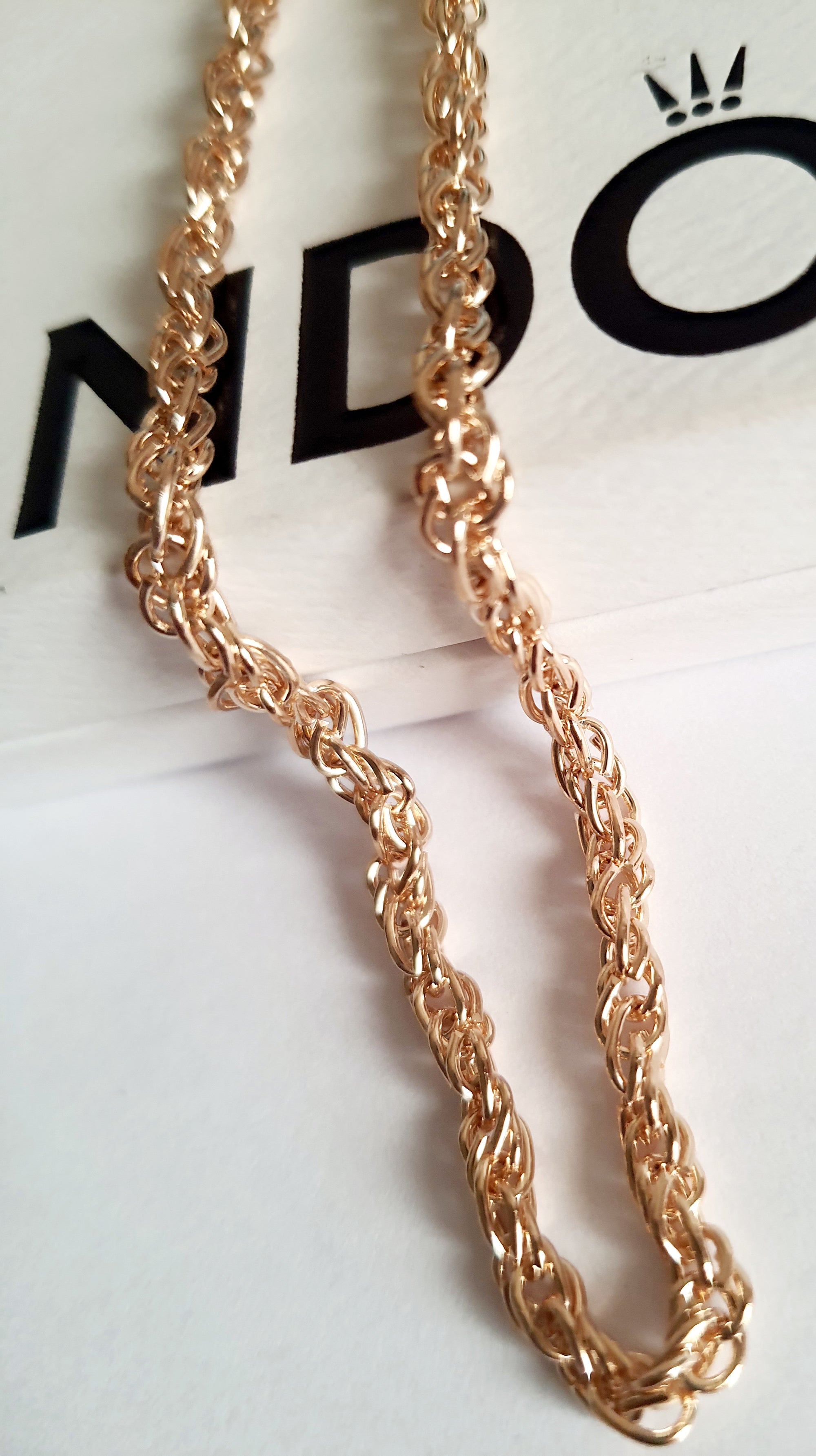 Złota bransoletka w splocie liny, długość 23–28 cm, stal chirurgiczna, stal nierdzewna, wodoodporne, hipoalergiczne, jakość premium, elegancki połysk, Rouge Bizu.