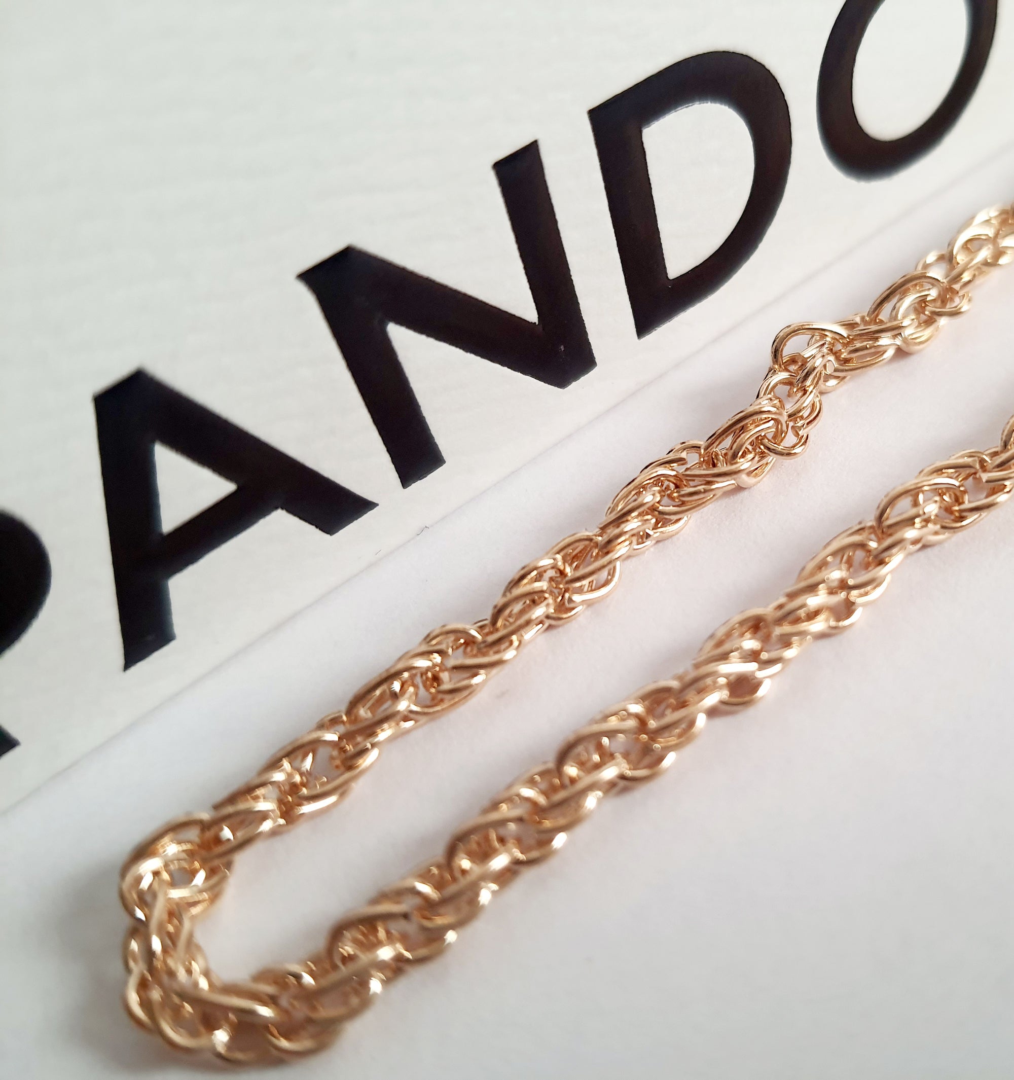 Złota bransoletka w splocie liny, długość 23–28 cm, stal chirurgiczna, stal nierdzewna, wodoodporne, hipoalergiczne, jakość premium, elegancki połysk, Rouge Bizu.
