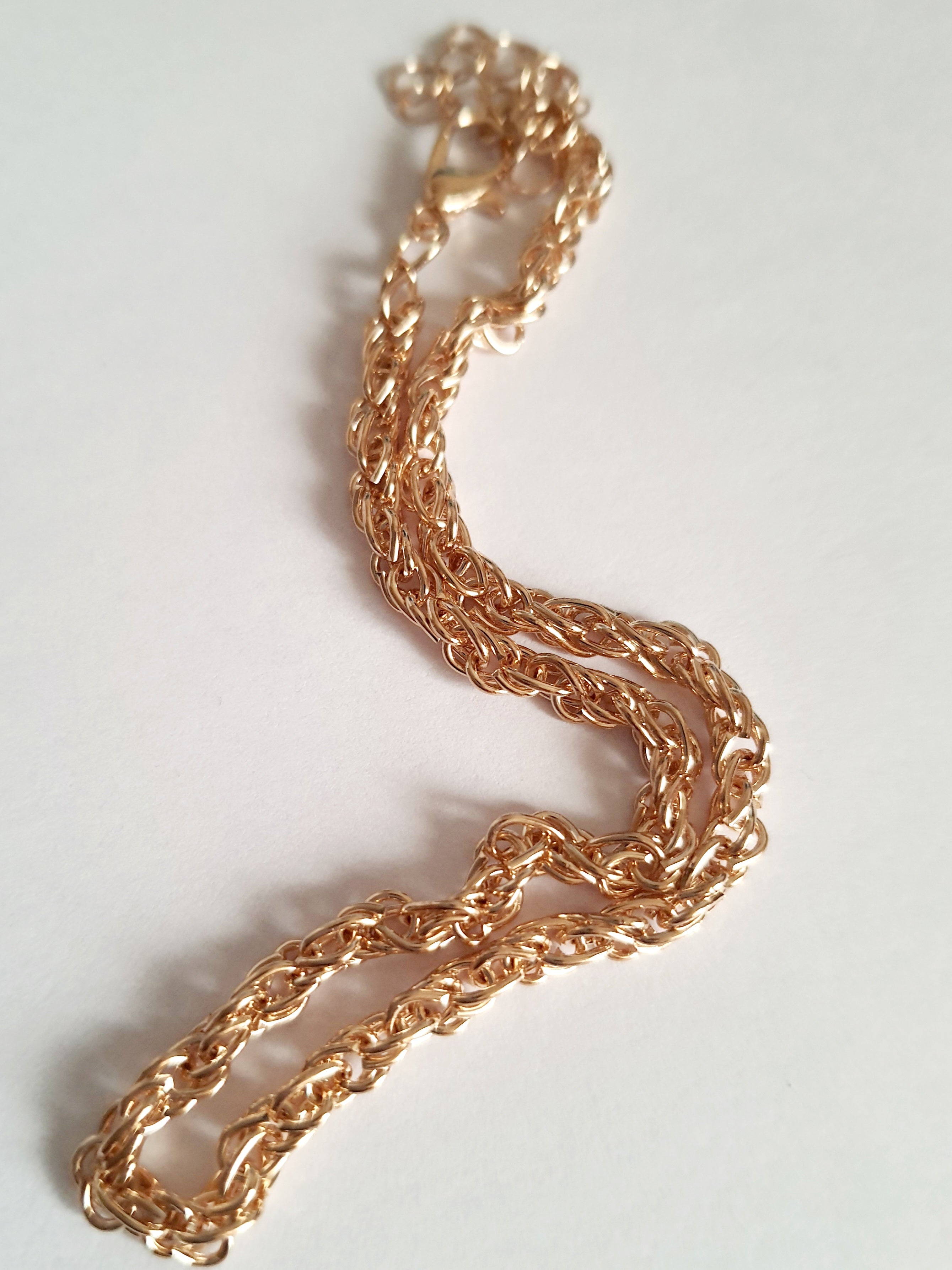 Złota bransoletka w splocie liny, długość 23–28 cm, stal chirurgiczna, stal nierdzewna, wodoodporne, hipoalergiczne, jakość premium, elegancki połysk, Rouge Bizu.