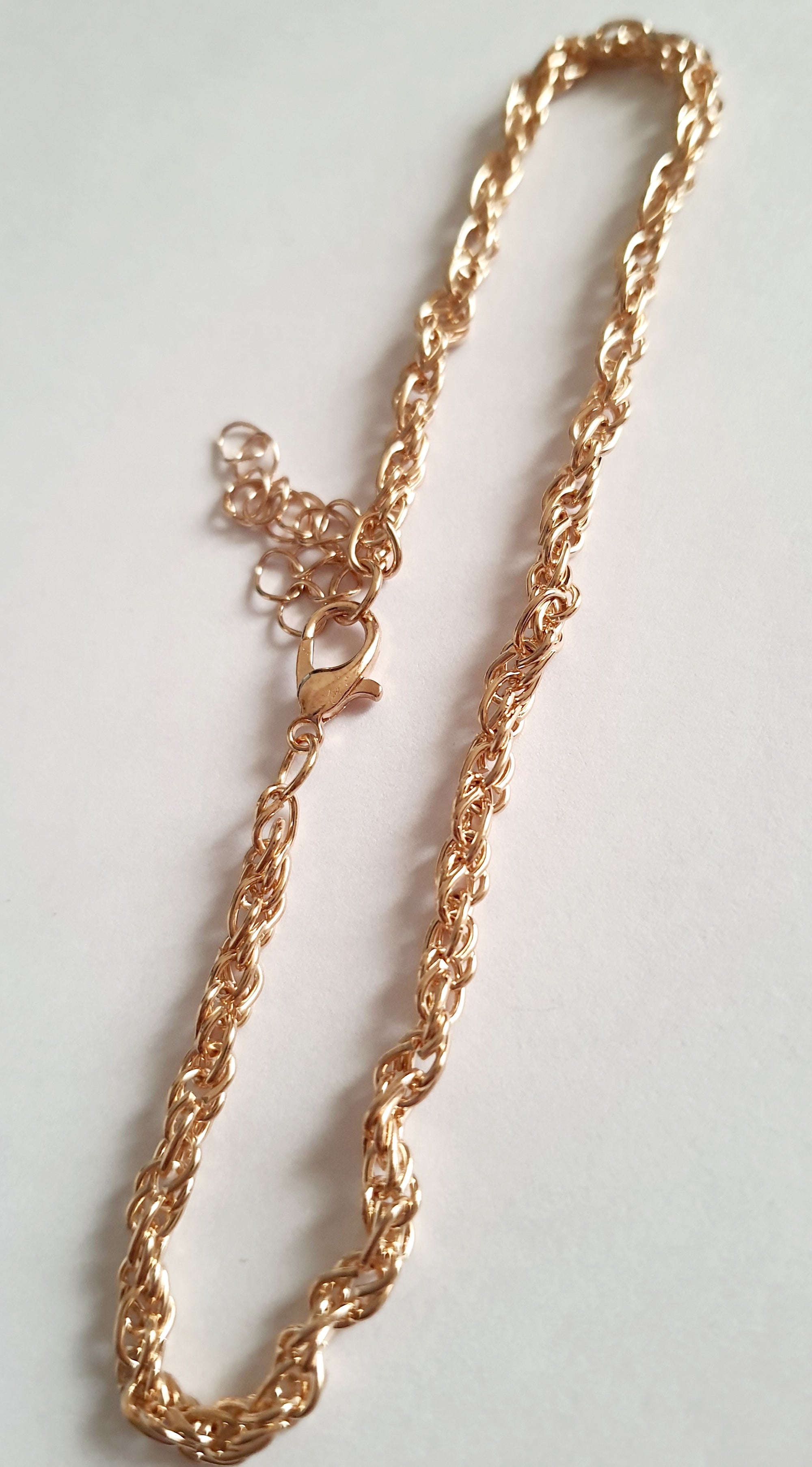 Złota bransoletka w splocie liny, długość 23–28 cm, stal chirurgiczna, stal nierdzewna, wodoodporne, hipoalergiczne, jakość premium, elegancki połysk, Rouge Bizu.