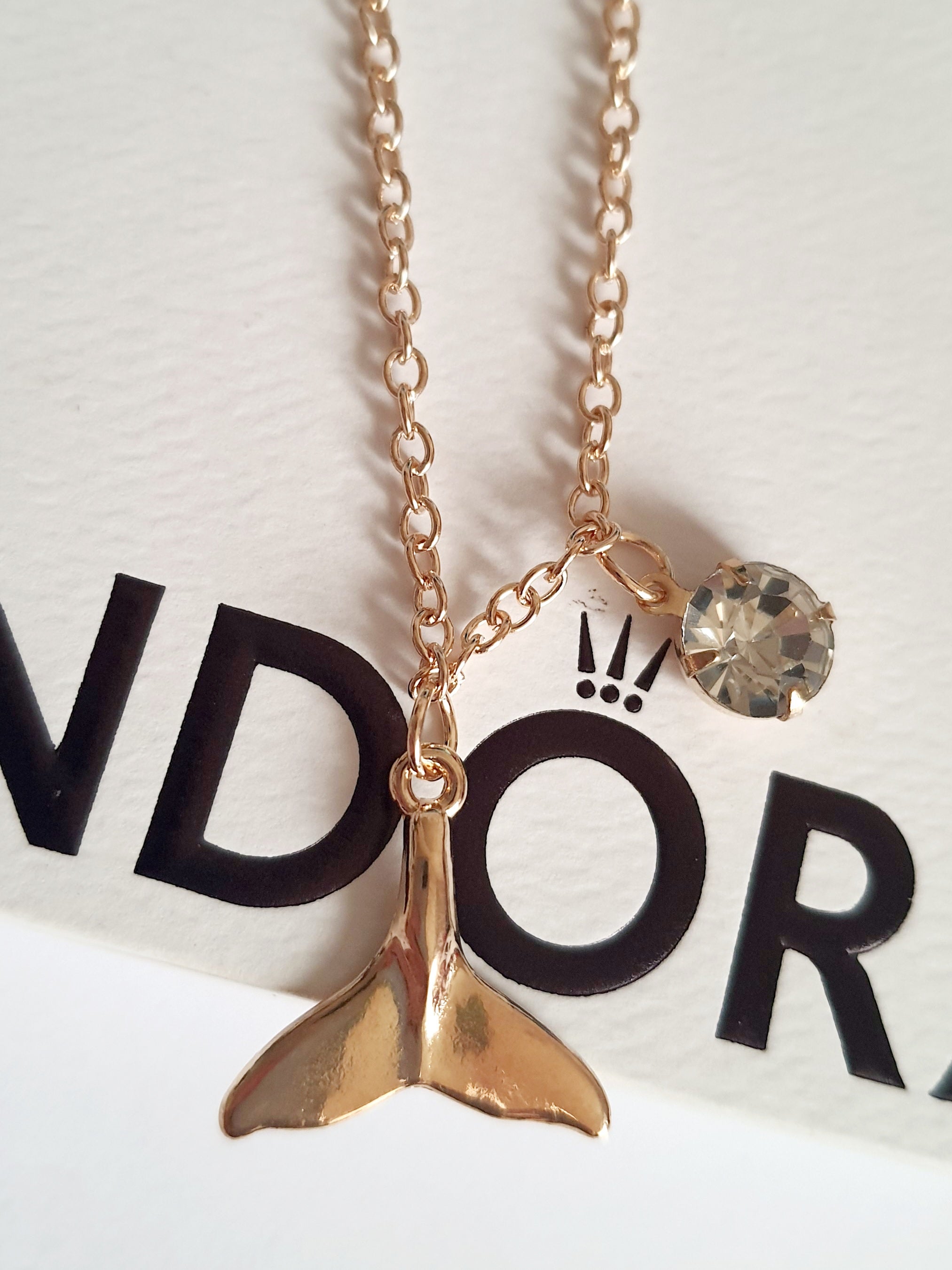 Złota bransoletka z zawieszką ogona syreny i cyrkonią, długość 23–28 cm, stal chirurgiczna, stal nierdzewna, wodoodporne, hipoalergiczne, jakość premium, połysk luksusowy, Rouge Bizu.