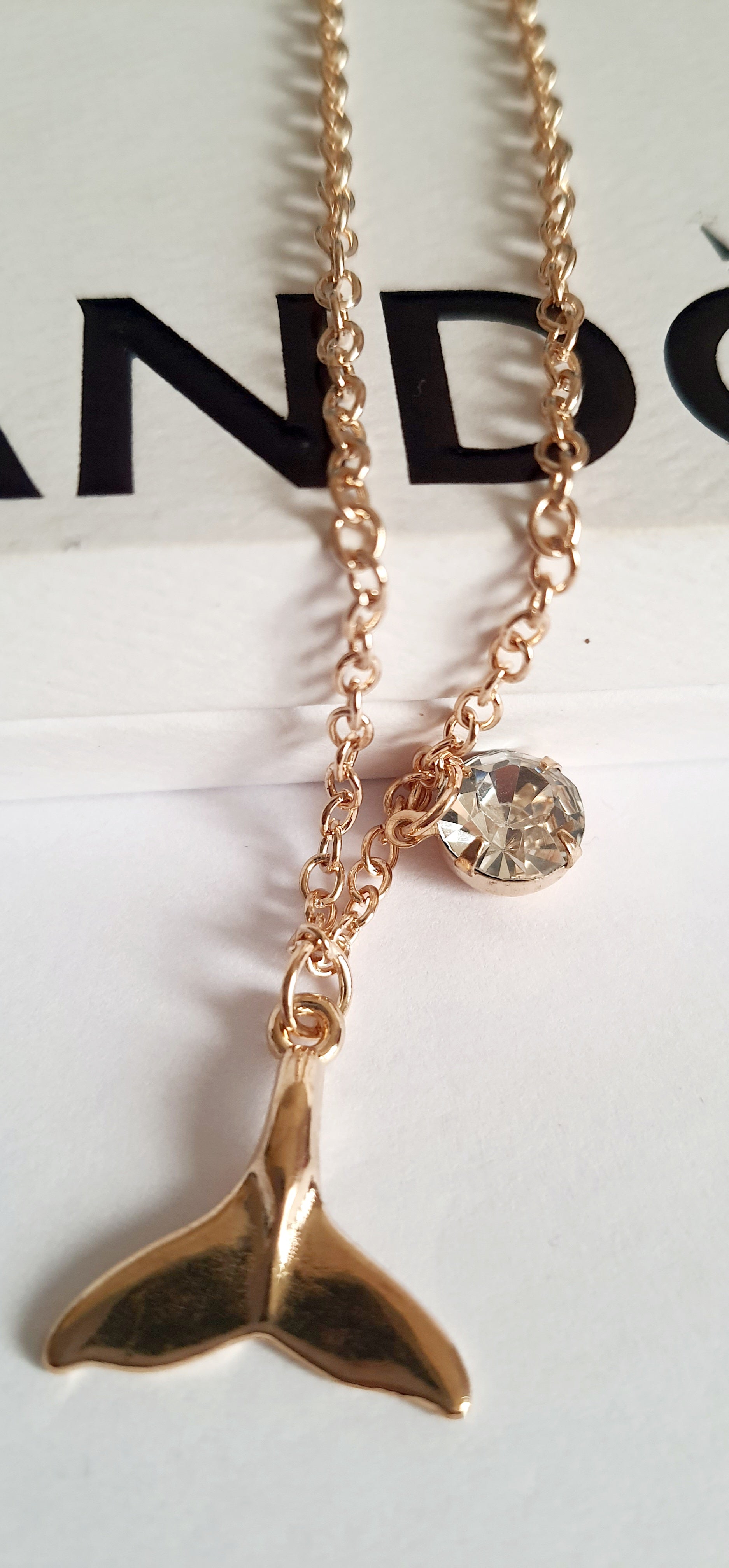 Złota bransoletka z zawieszką ogona syreny i cyrkonią, długość 23–28 cm, stal chirurgiczna, stal nierdzewna, wodoodporne, hipoalergiczne, jakość premium, połysk luksusowy, Rouge Bizu.