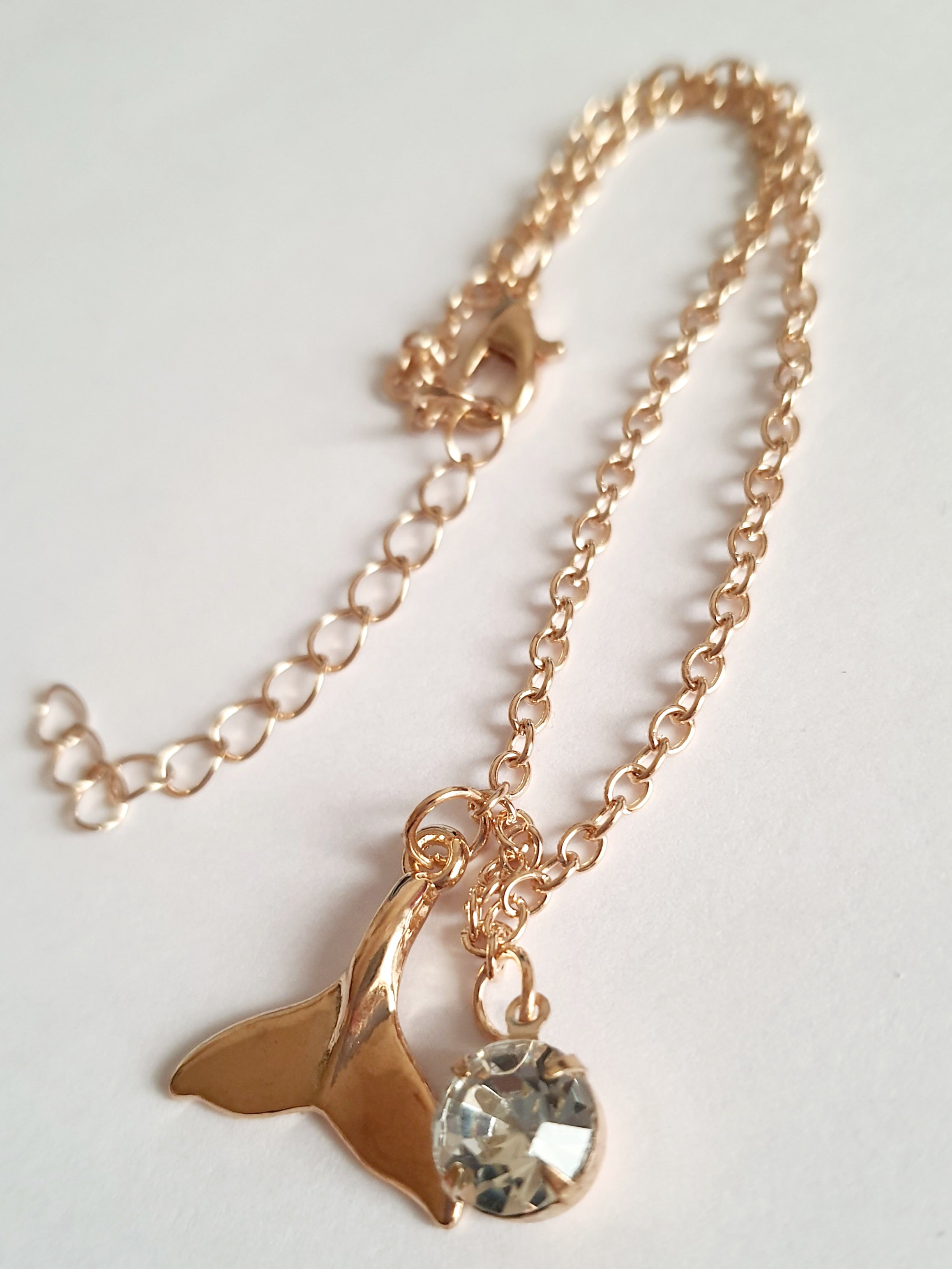 Złota bransoletka z zawieszką ogona syreny i cyrkonią, długość 23–28 cm, stal chirurgiczna, stal nierdzewna, wodoodporne, hipoalergiczne, jakość premium, połysk luksusowy, Rouge Bizu.