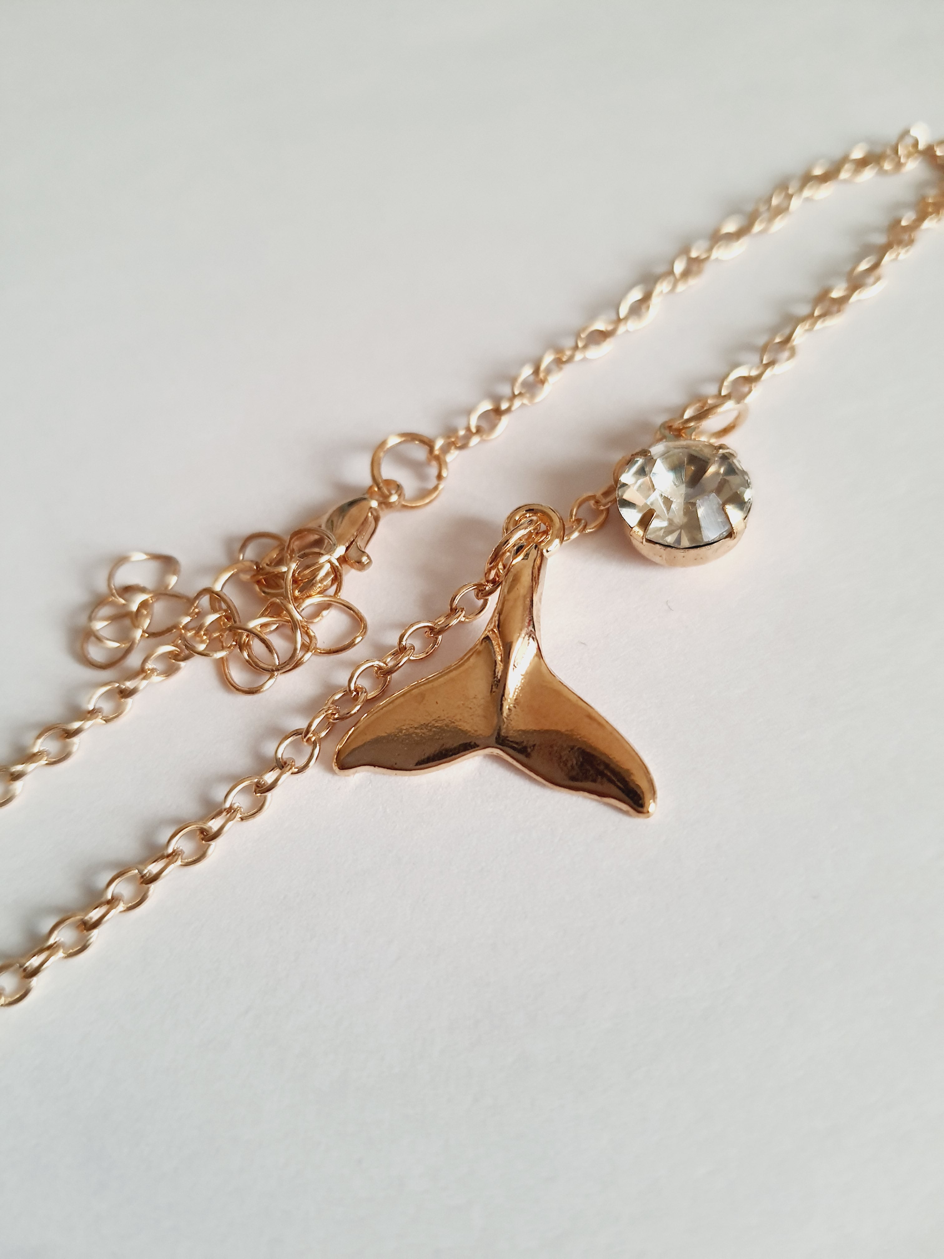 Złota bransoletka z zawieszką ogona syreny i cyrkonią, długość 23–28 cm, stal chirurgiczna, stal nierdzewna, wodoodporne, hipoalergiczne, jakość premium, połysk luksusowy, Rouge Bizu.