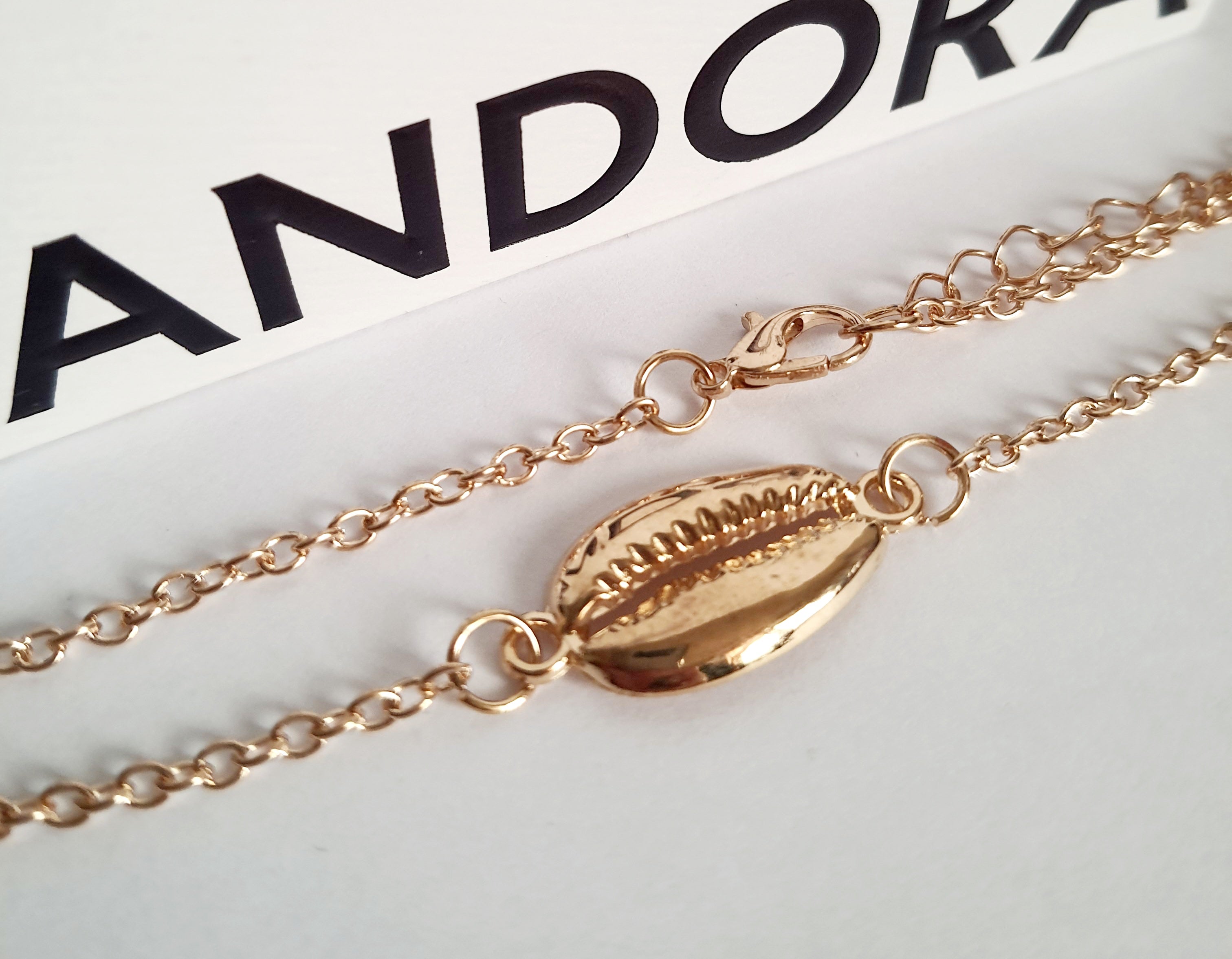 Złota bransoletka z zawieszką w kształcie muszli kauri, długość 23–28 cm, stal chirurgiczna, stal nierdzewna, wodoodporne, hipoalergiczne, jakość premium, styl boho, Rouge Bizu.