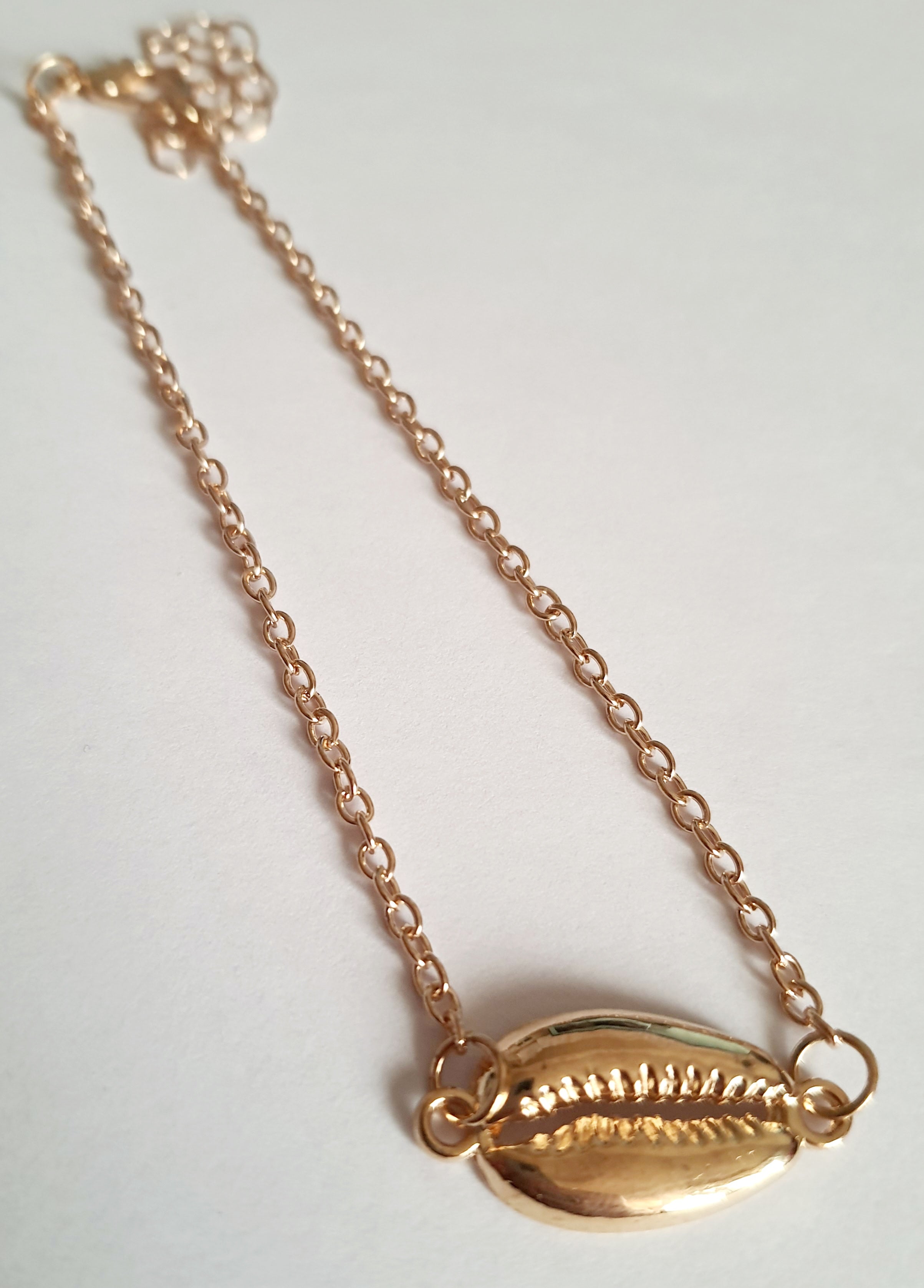 VZłota bransoletka z zawieszką w kształcie muszli kauri, długość 23–28 cm, stal chirurgiczna, stal nierdzewna, wodoodporne, hipoalergiczne, jakość premium, styl boho, Rouge Bizu.