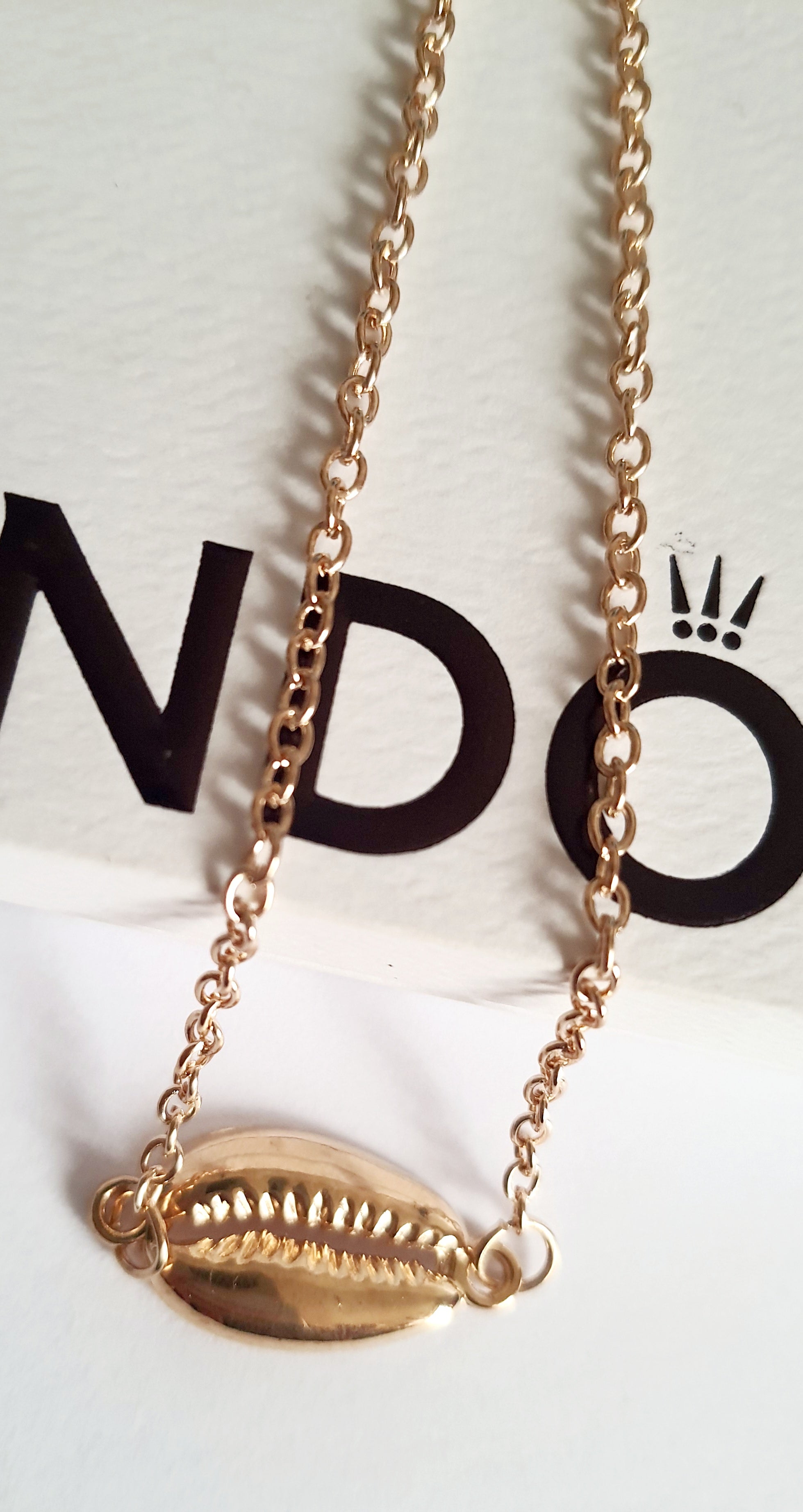 Złota bransoletka z zawieszką w kształcie muszli kauri, długość 23–28 cm, stal chirurgiczna, stal nierdzewna, wodoodporne, hipoalergiczne, jakość premium, styl boho, Rouge Bizu.