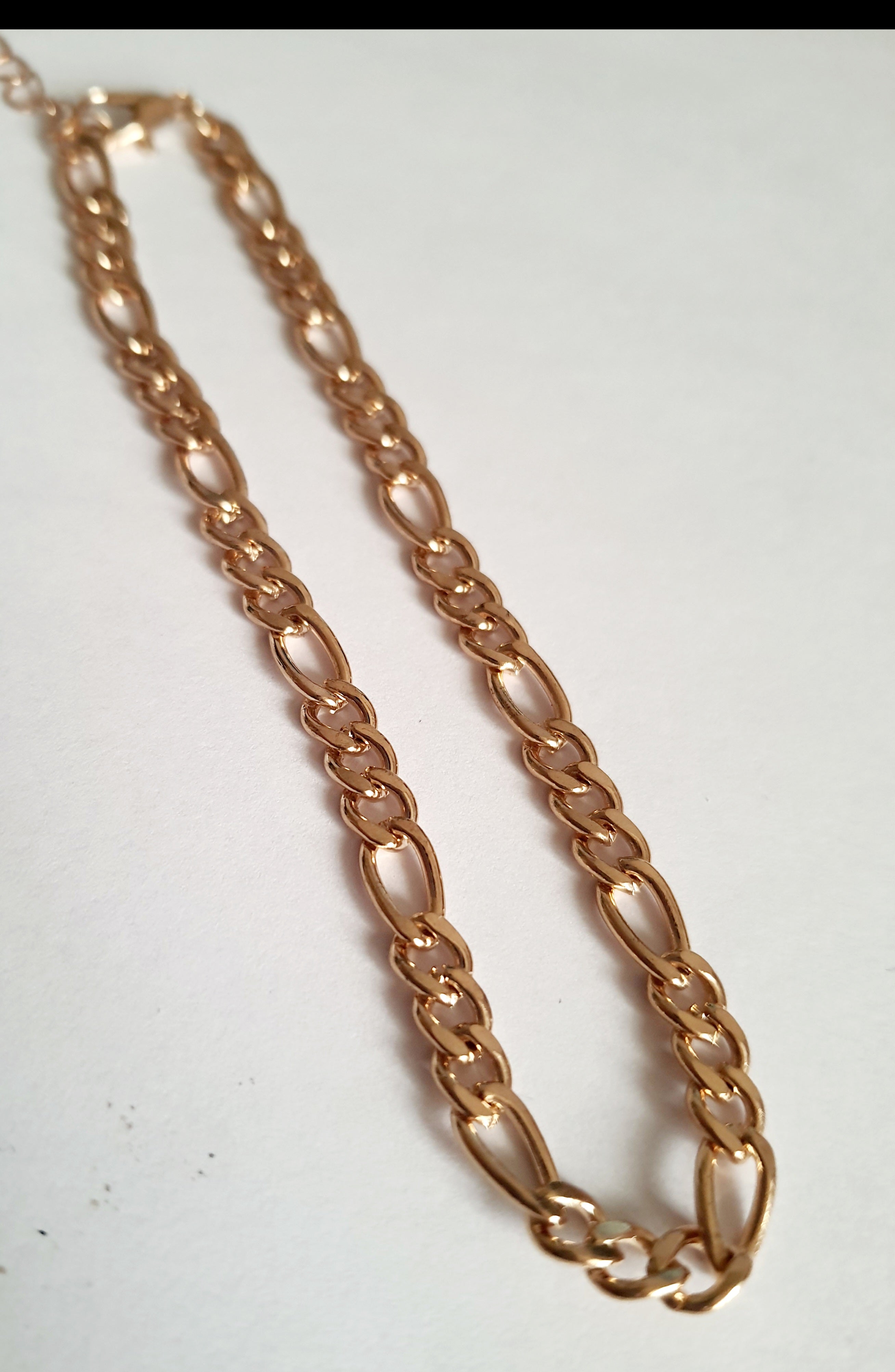 Złota bransoletka w splocie figaro, długość 23–28 cm, stal chirurgiczna, stal nierdzewna, wodoodporne, hipoalergiczne, jakość premium, połysk luksusowy, Rouge Bizu.