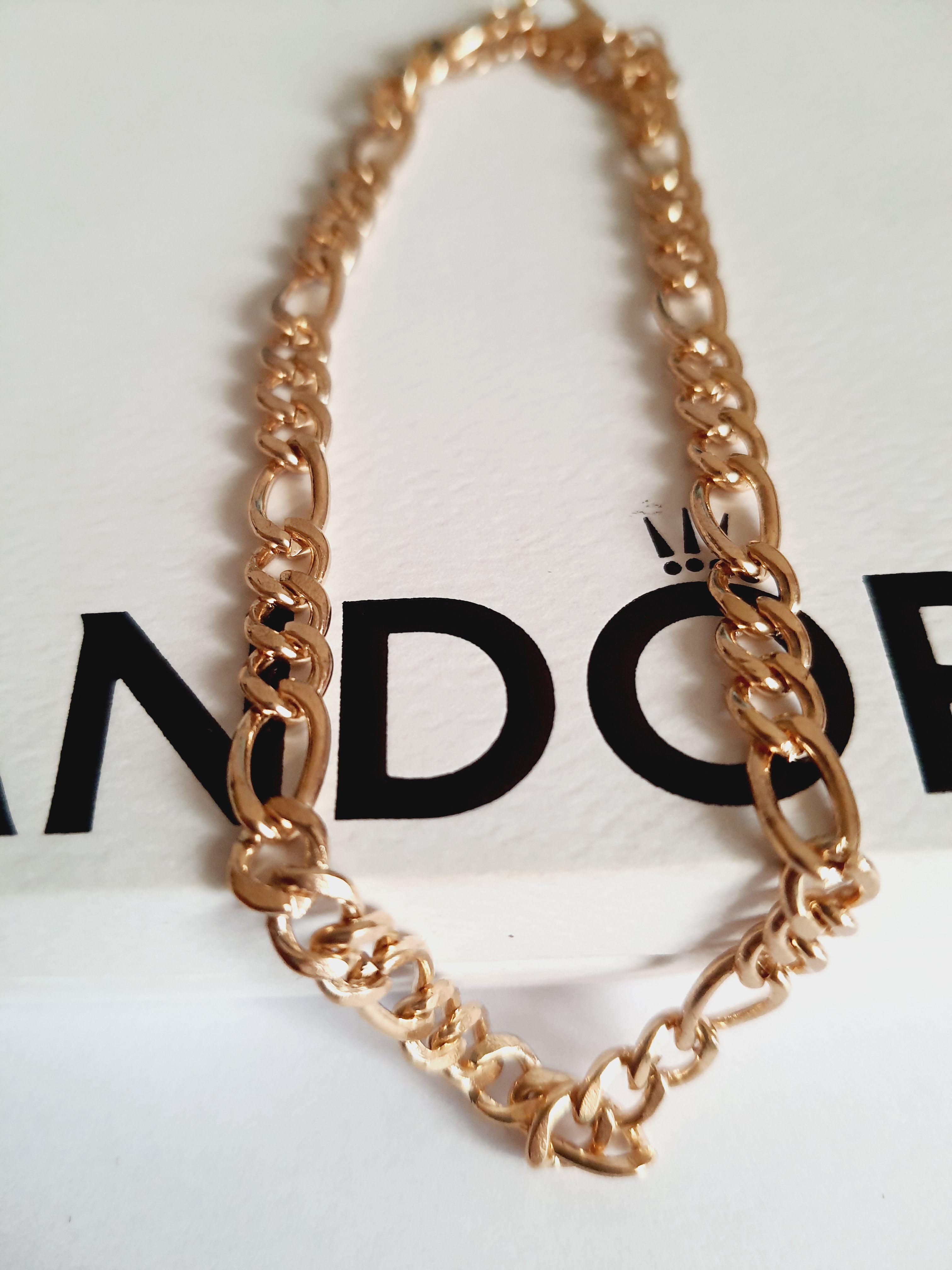 Złota bransoletka w splocie figaro, długość 23–28 cm, stal chirurgiczna, stal nierdzewna, wodoodporne, hipoalergiczne, jakość premium, połysk luksusowy, Rouge Bizu.