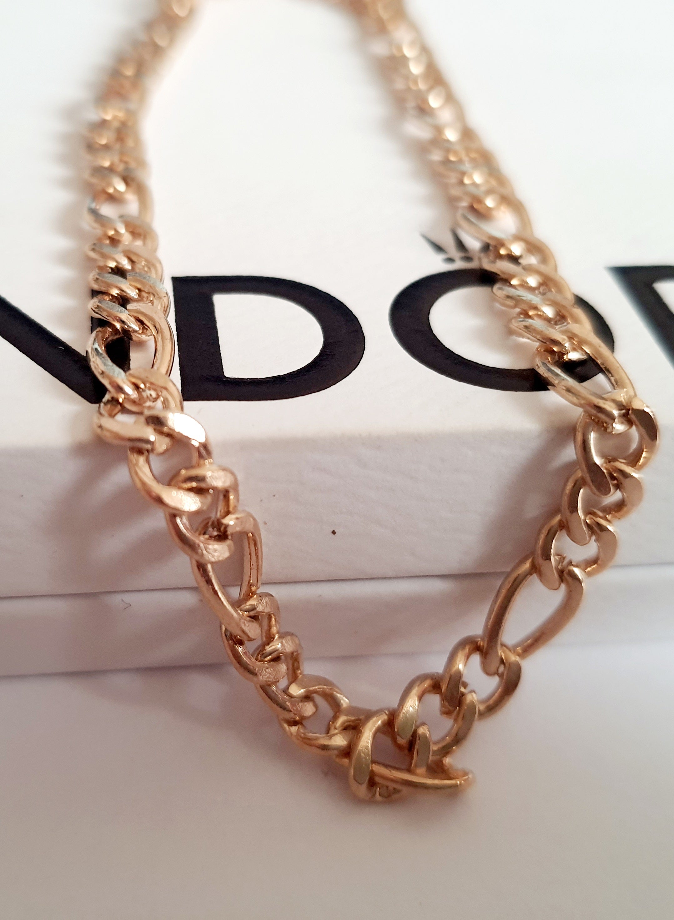 Złota bransoletka w splocie figaro, długość 23–28 cm, stal chirurgiczna, stal nierdzewna, wodoodporne, hipoalergiczne, jakość premium, połysk luksusowy, Rouge Bizu.