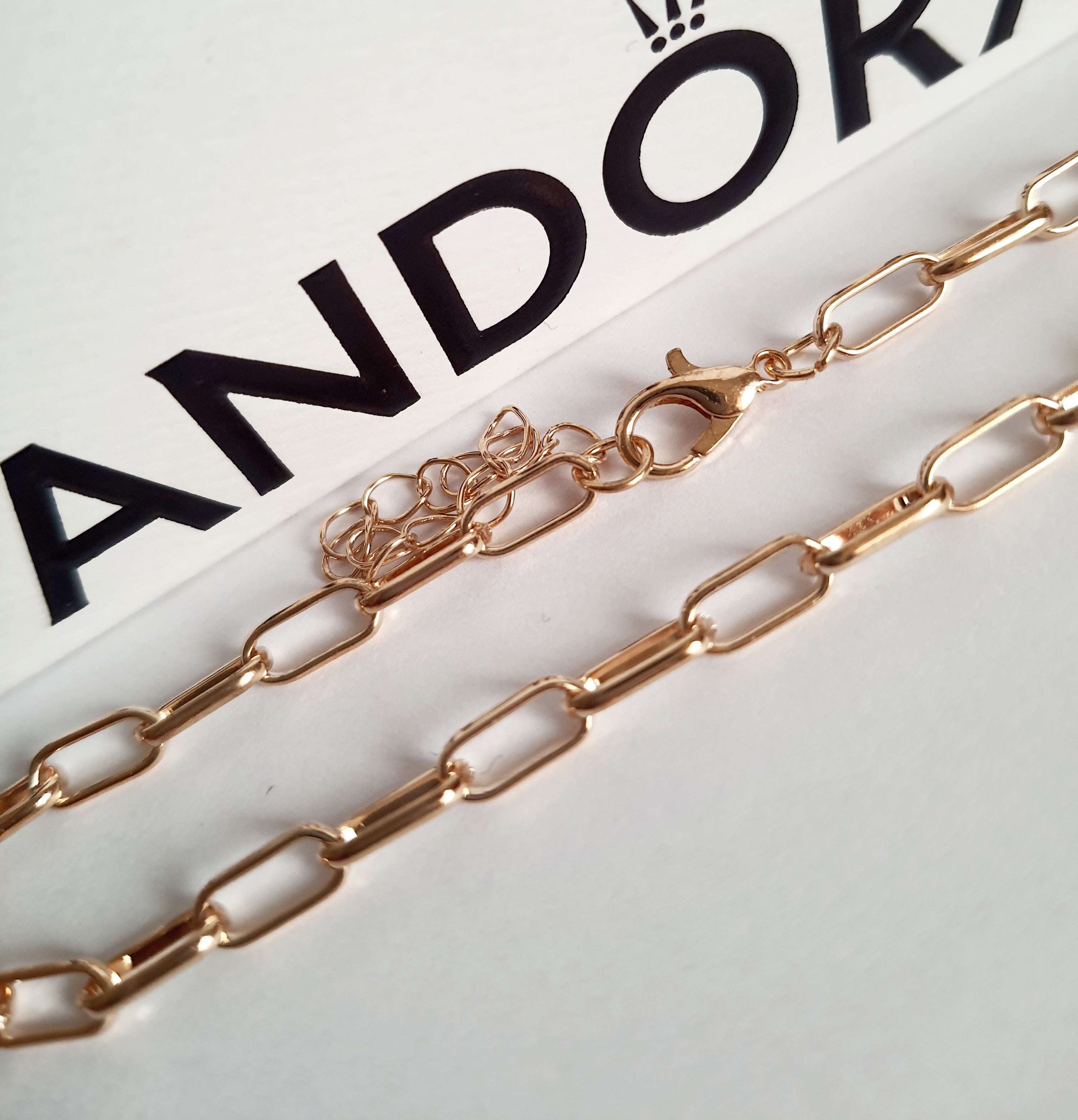 Złota bransoletka w splocie prostokątnych ogniw, długość 23–28 cm, stal chirurgiczna, stal nierdzewna, wodoodporne, hipoalergiczne, jakość premium, elegancki połysk, Rouge Bizu.