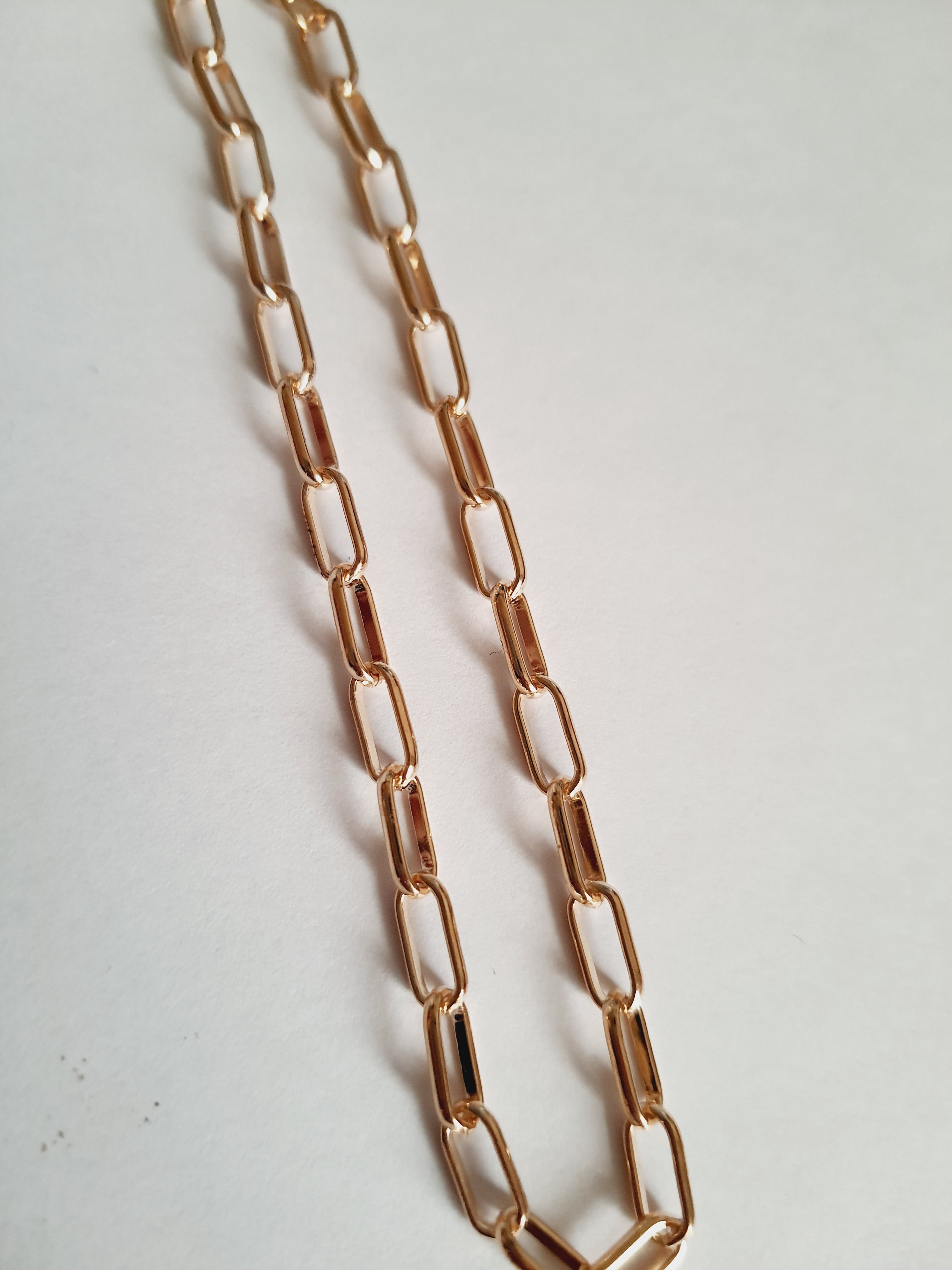 Złota bransoletka w splocie prostokątnych ogniw, długość 23–28 cm, stal chirurgiczna, stal nierdzewna, wodoodporne, hipoalergiczne, jakość premium, elegancki połysk, Rouge Bizu.