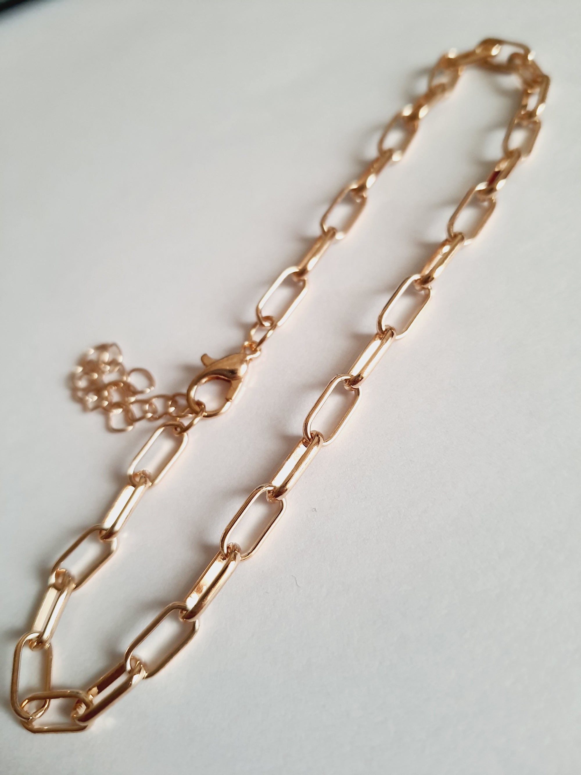 Złota bransoletka w splocie prostokątnych ogniw, długość 23–28 cm, stal chirurgiczna, stal nierdzewna, wodoodporne, hipoalergiczne, jakość premium, elegancki połysk, Rouge Bizu.