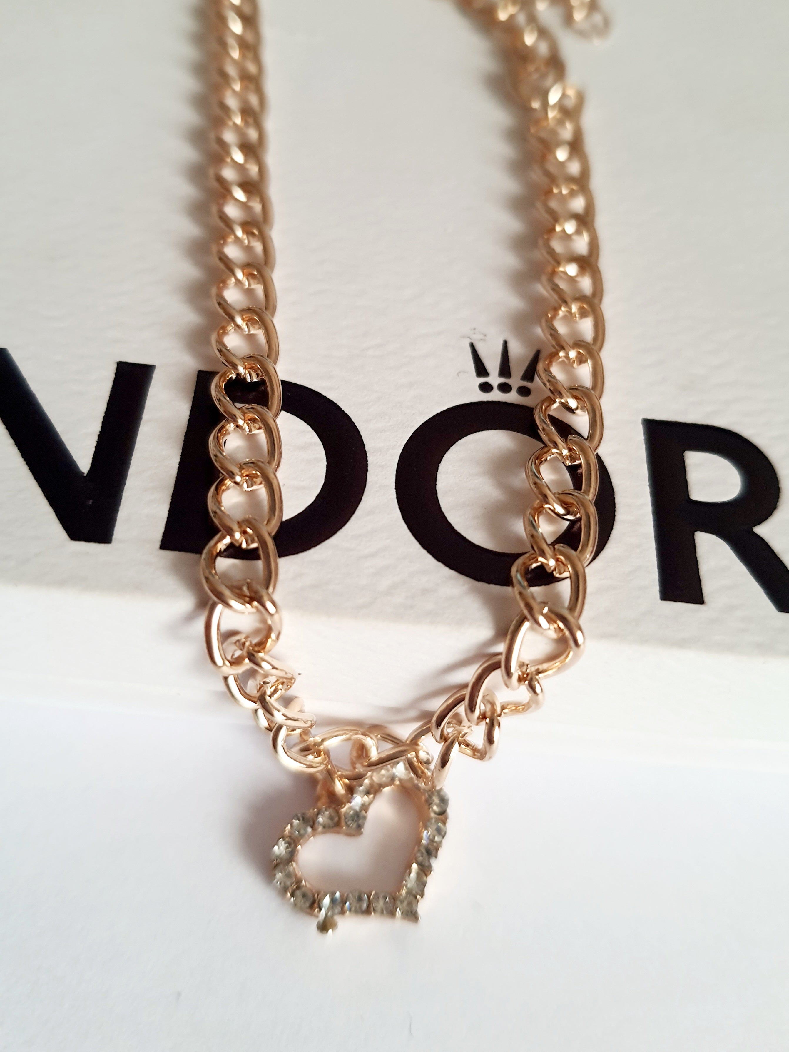 Złota bransoletka z zawieszką serce wysadzanym cyrkoniami, długość 23–28 cm, stal chirurgiczna, stal nierdzewna, wodoodporne, hipoalergiczne, jakość premium, romantyczna elegancja, Rouge Bizu.