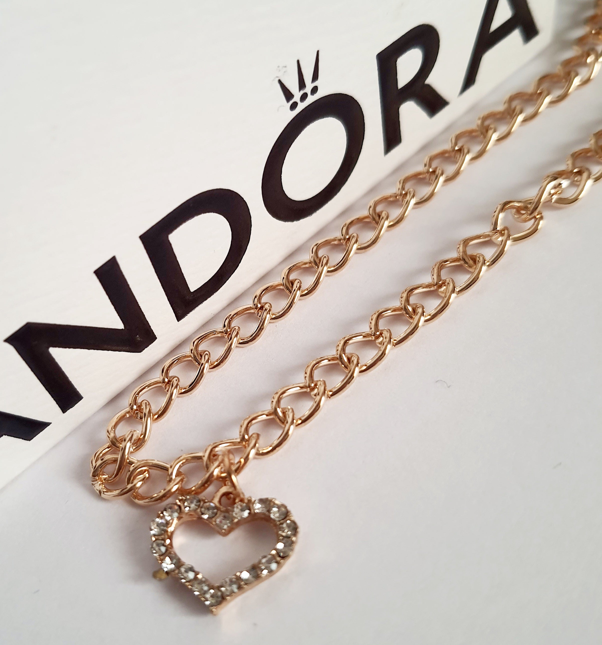 Złota bransoletka z zawieszką serce wysadzanym cyrkoniami, długość 23–28 cm, stal chirurgiczna, stal nierdzewna, wodoodporne, hipoalergiczne, jakość premium, romantyczna elegancja, Rouge Bizu.