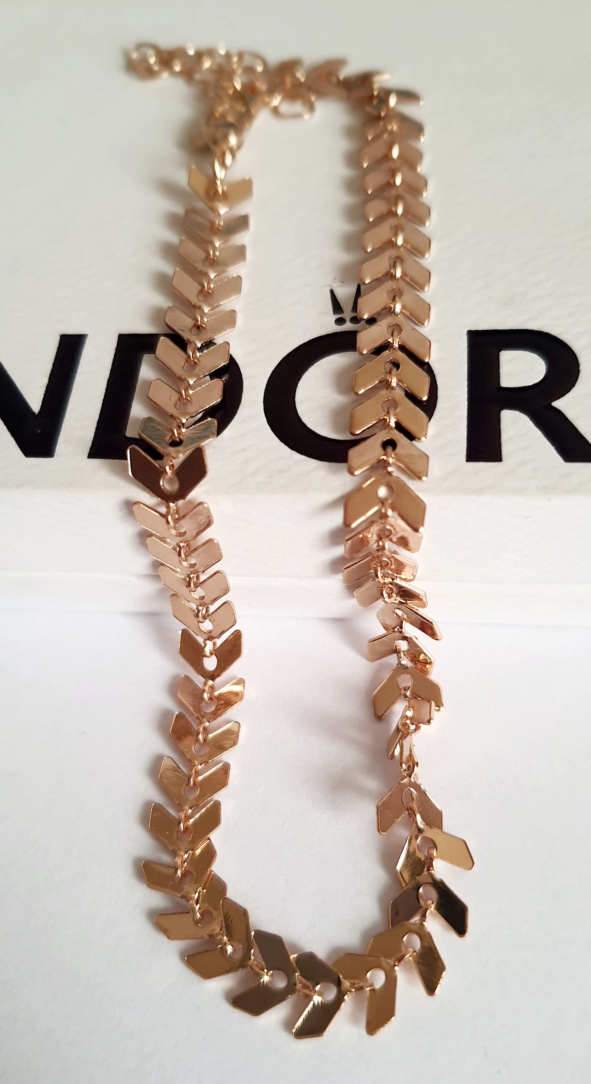 Złota bransoletka w splocie strzałek (chevron), długość 23–28 cm, stal chirurgiczna, stal nierdzewna, wodoodporne, hipoalergiczne, jakość premium, elegancki połysk, Rouge Bizu.