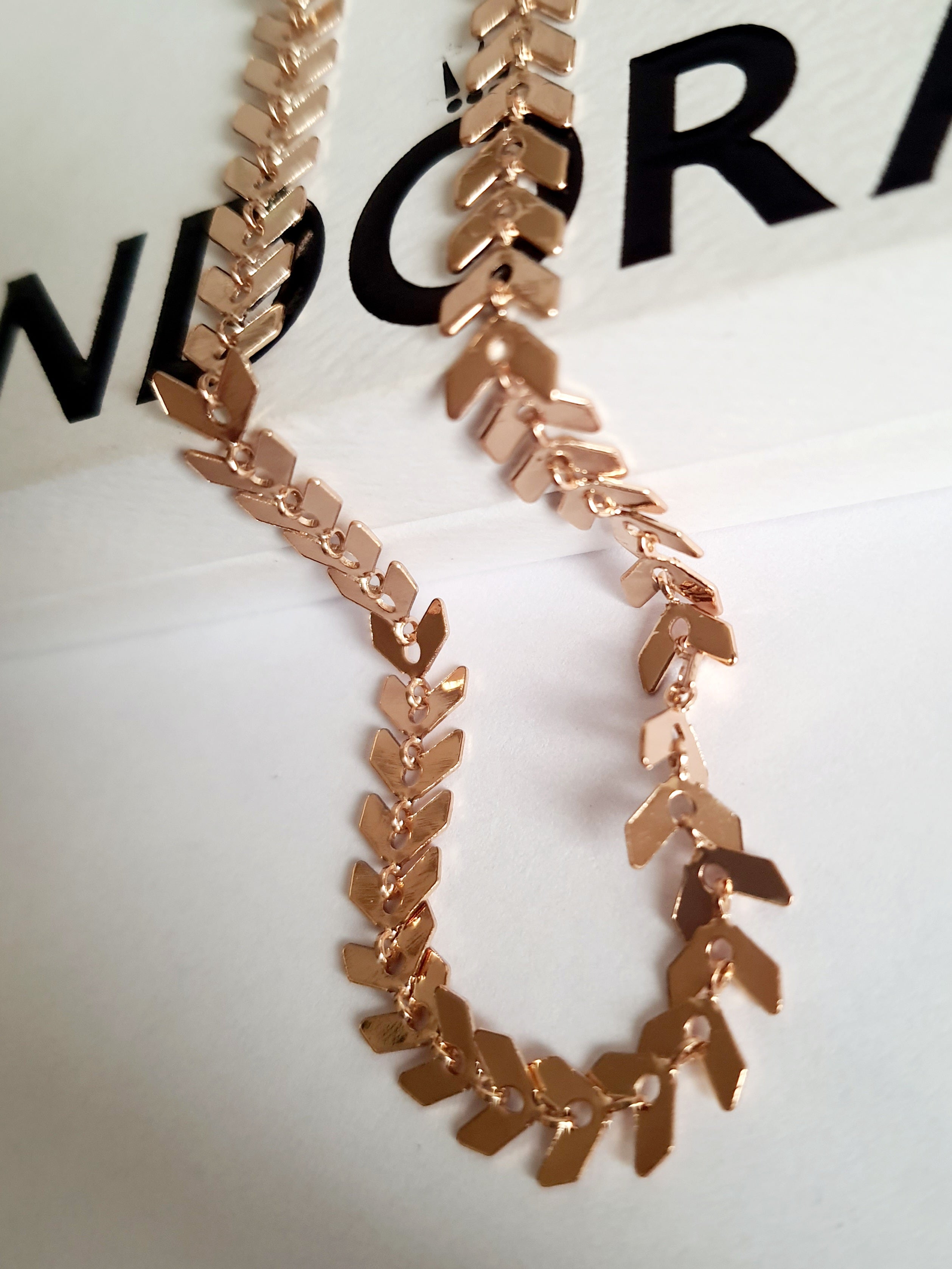 Złota bransoletka w splocie strzałek (chevron), długość 23–28 cm, stal chirurgiczna, stal nierdzewna, wodoodporne, hipoalergiczne, jakość premium, elegancki połysk, Rouge Bizu.