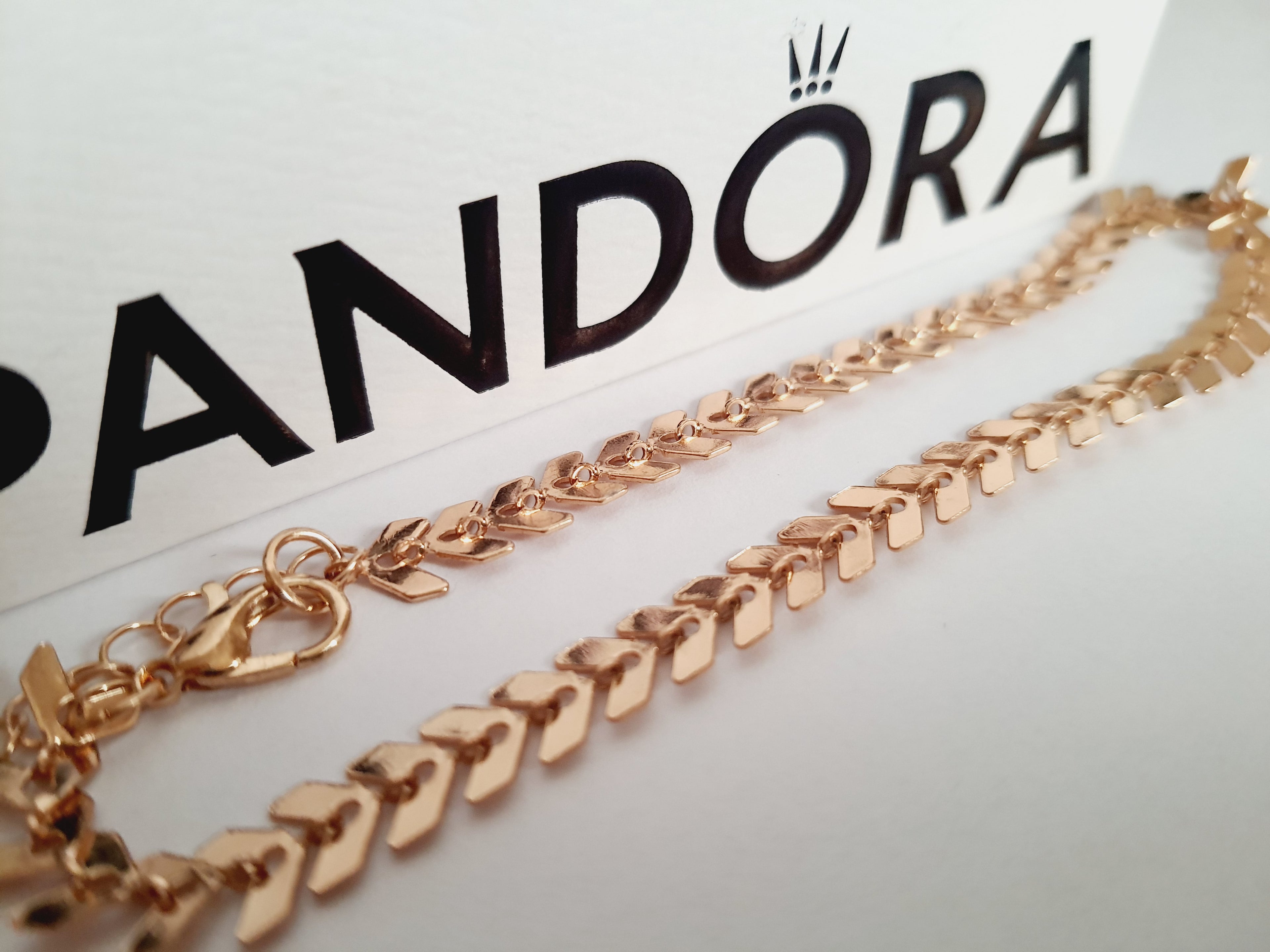 Złota bransoletka w splocie strzałek (chevron), długość 23–28 cm, stal chirurgiczna, stal nierdzewna, wodoodporne, hipoalergiczne, jakość premium, elegancki połysk, Rouge Bizu.