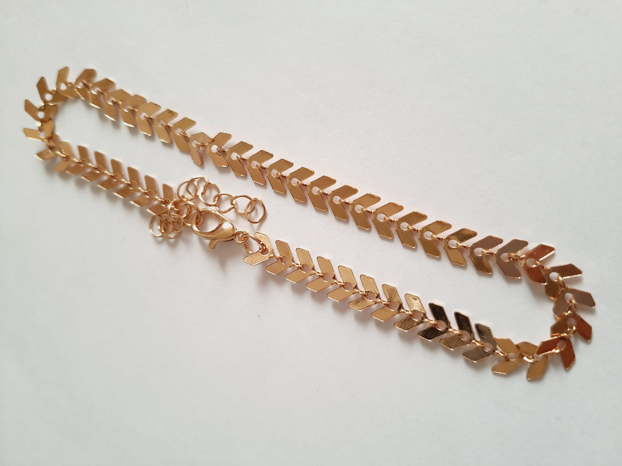 Złota bransoletka w splocie strzałek (chevron), długość 23–28 cm, stal chirurgiczna, stal nierdzewna, wodoodporne, hipoalergiczne, jakość premium, elegancki połysk, Rouge Bizu.