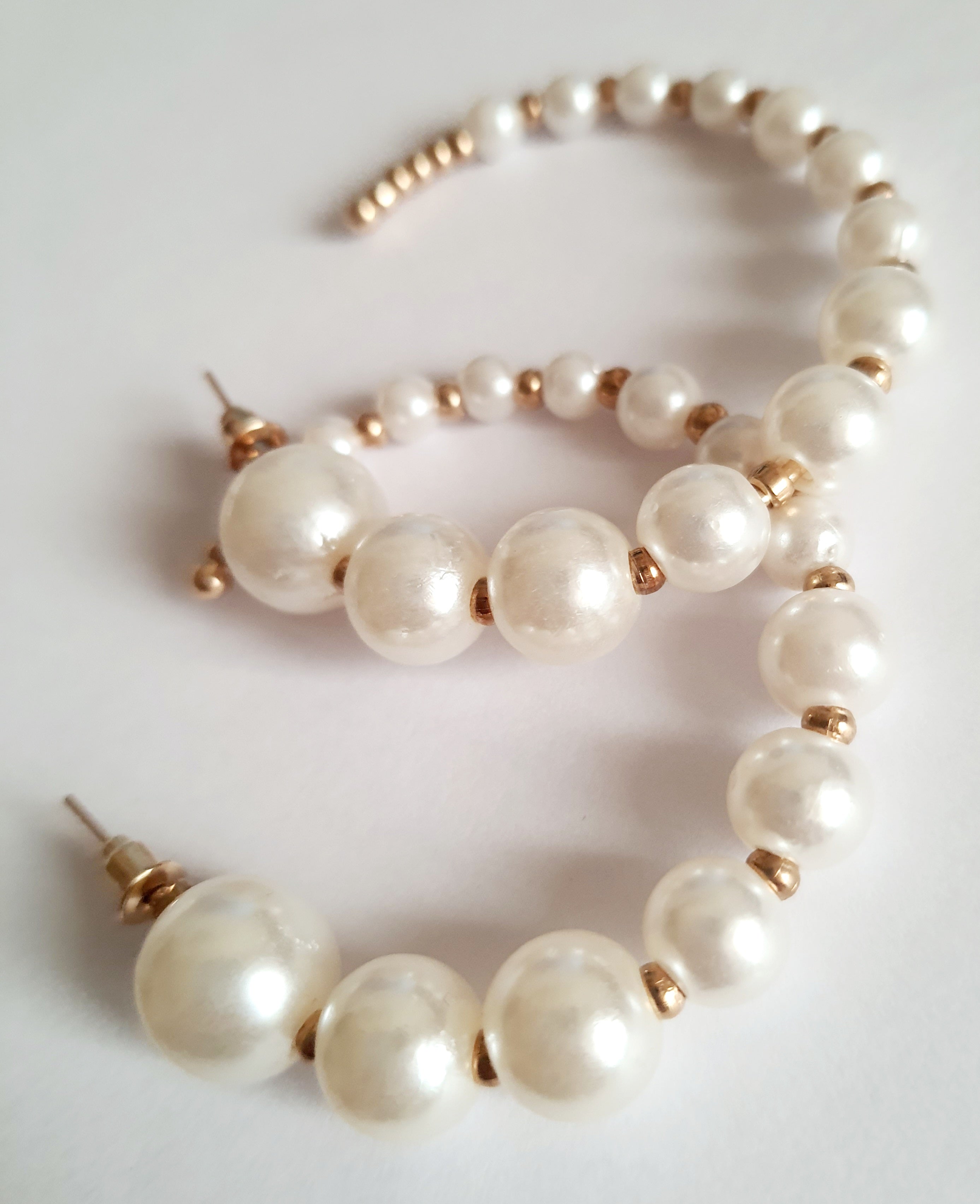 Biżuteria damska RougeBizu – komplet złotych kolczyków z perłami, wkrętki z perełkami, 1,5cm, kolczyki koła hoops średnica 5cm. stal nierdzewna. rouge bizu