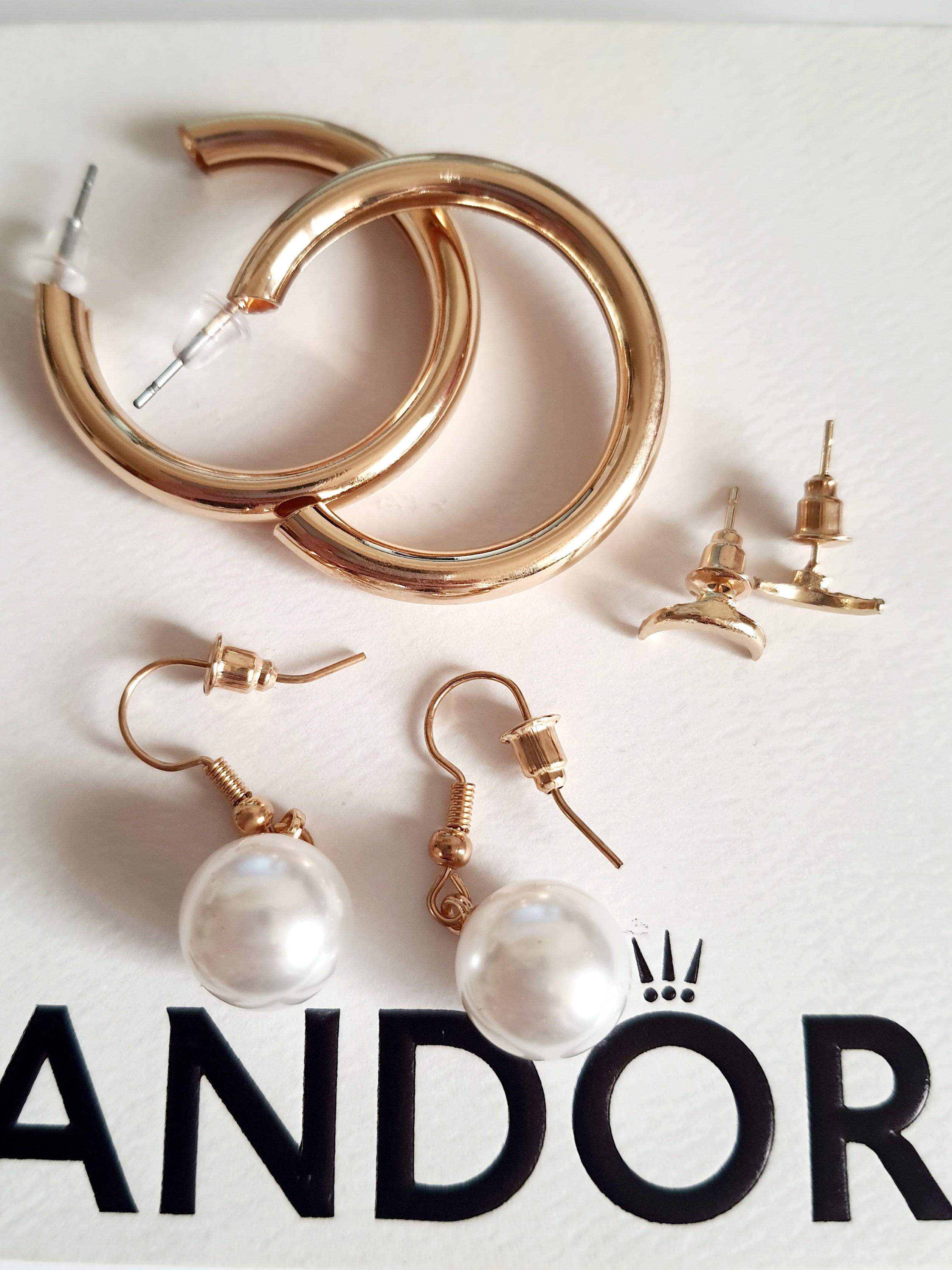 Stylowy zestaw trzech par kolczyków, który pozwala tworzyć różnorodne stylizacje – od minimalistycznej elegancji po delikatny romantyzm. stal nierdzewna. klasyczne kółka, wiszące perełki i wkręty z księzycem. rouge bizu