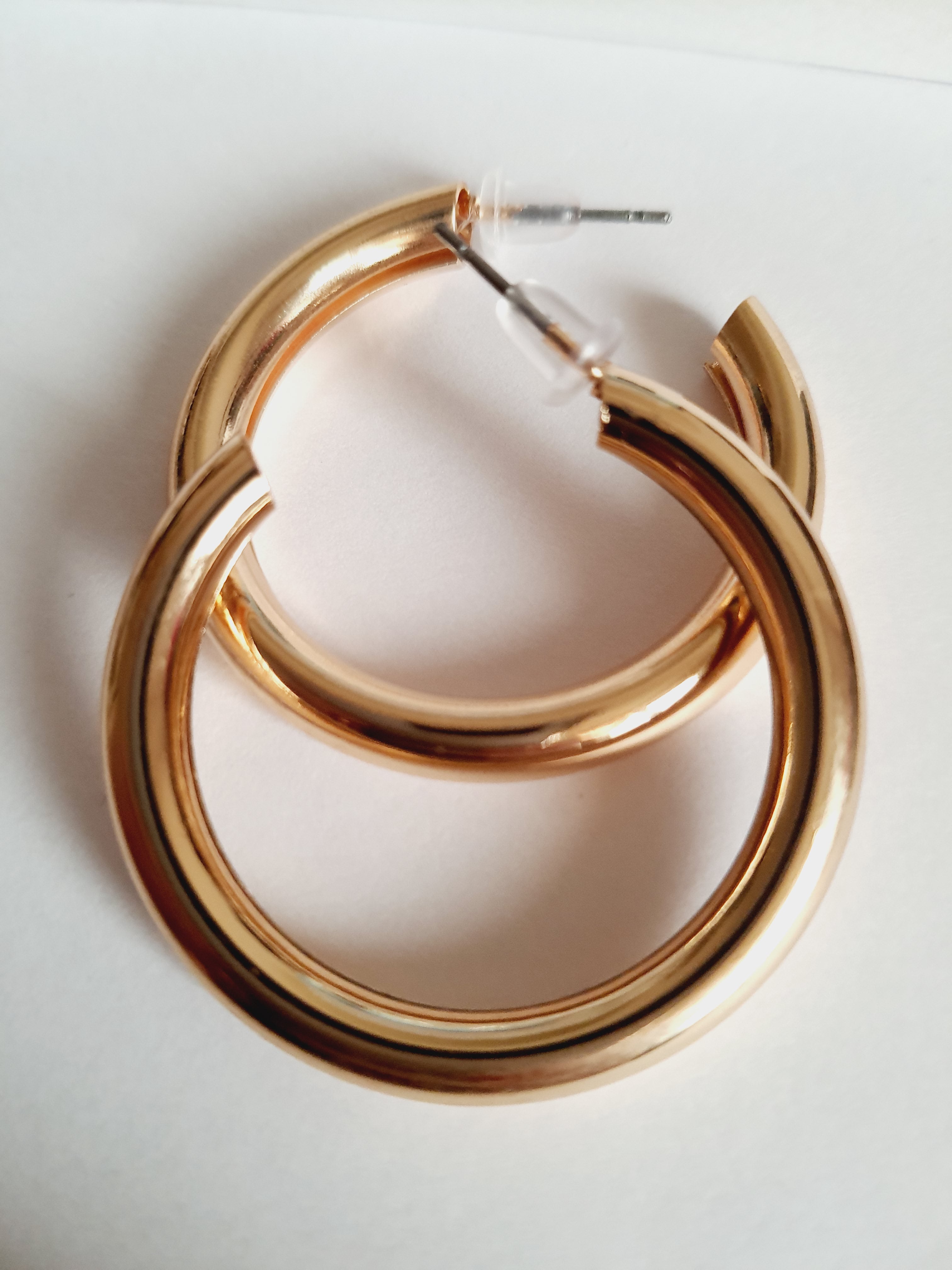 Stylowy zestaw trzech par kolczyków, który pozwala tworzyć różnorodne stylizacje – od minimalistycznej elegancji po delikatny romantyzm. stal nierdzewna. klasyczne kółka, wiszące perełki i wkręty z księzycem. rouge bizu