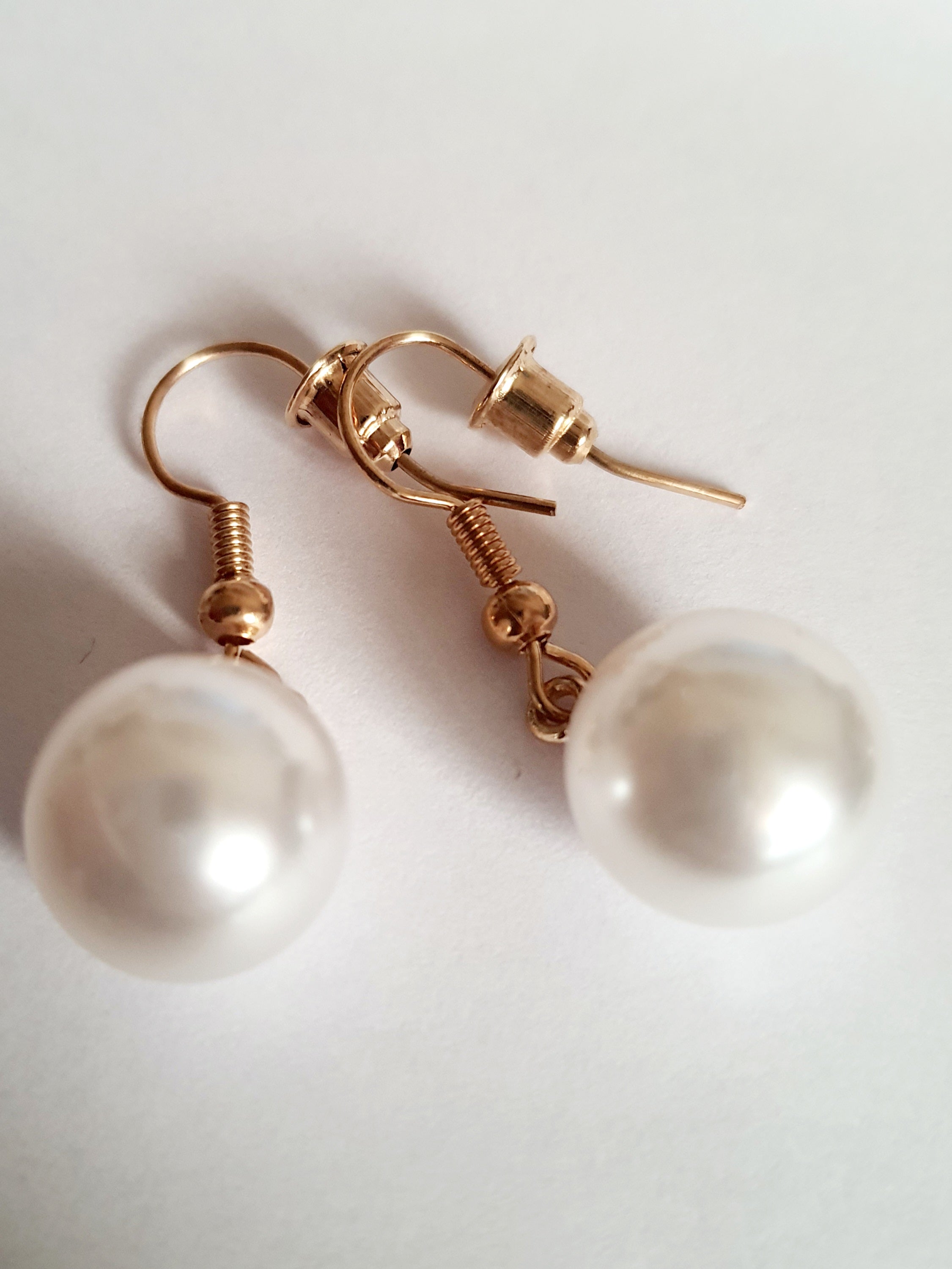 Stylowy zestaw trzech par kolczyków, który pozwala tworzyć różnorodne stylizacje – od minimalistycznej elegancji po delikatny romantyzm. stal nierdzewna. klasyczne kółka, wiszące perełki i wkręty z księzycem. rouge bizu