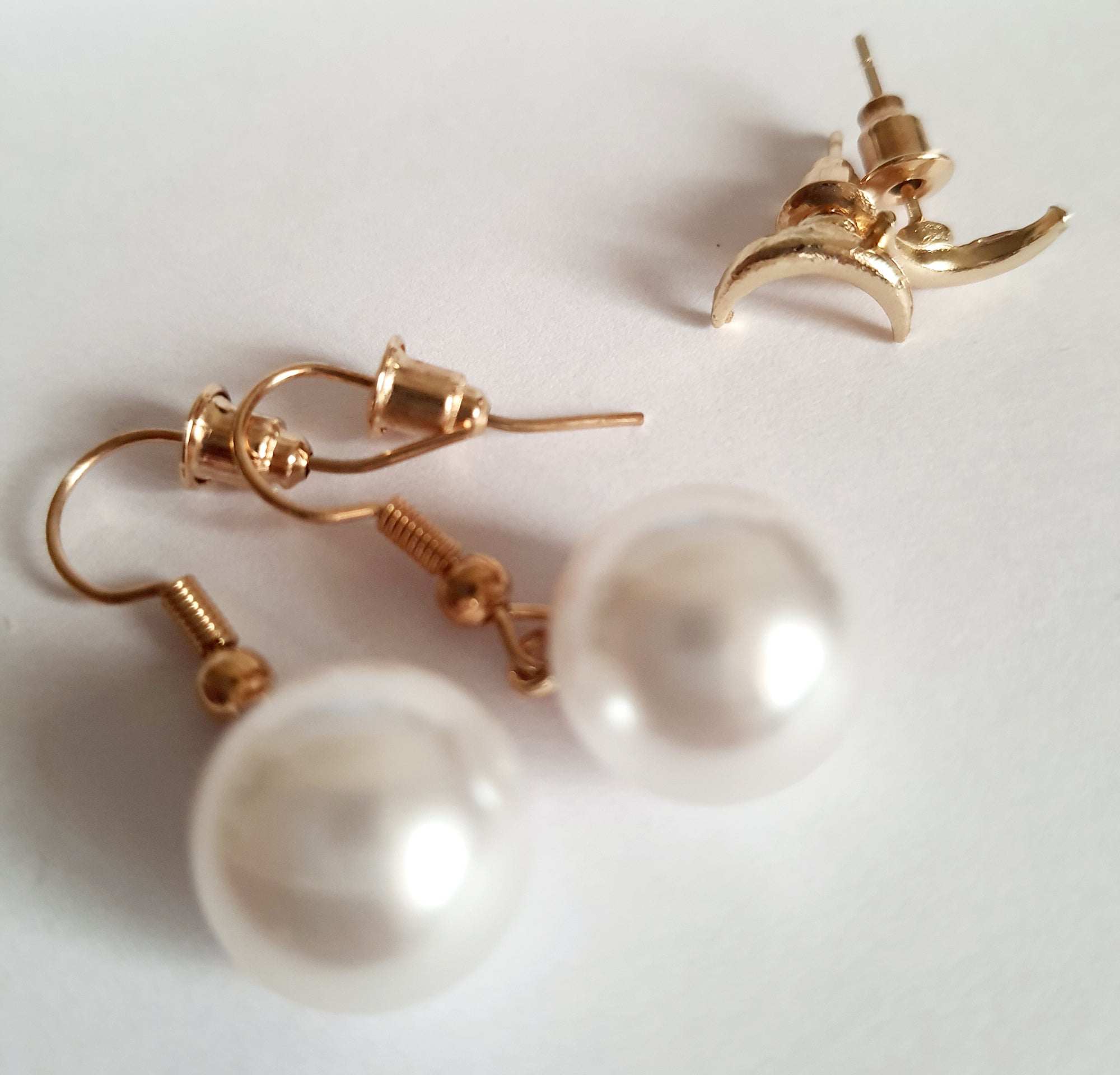Stylowy zestaw trzech par kolczyków, który pozwala tworzyć różnorodne stylizacje – od minimalistycznej elegancji po delikatny romantyzm. stal nierdzewna. klasyczne kółka, wiszące perełki i wkręty z księzycem. rouge bizu