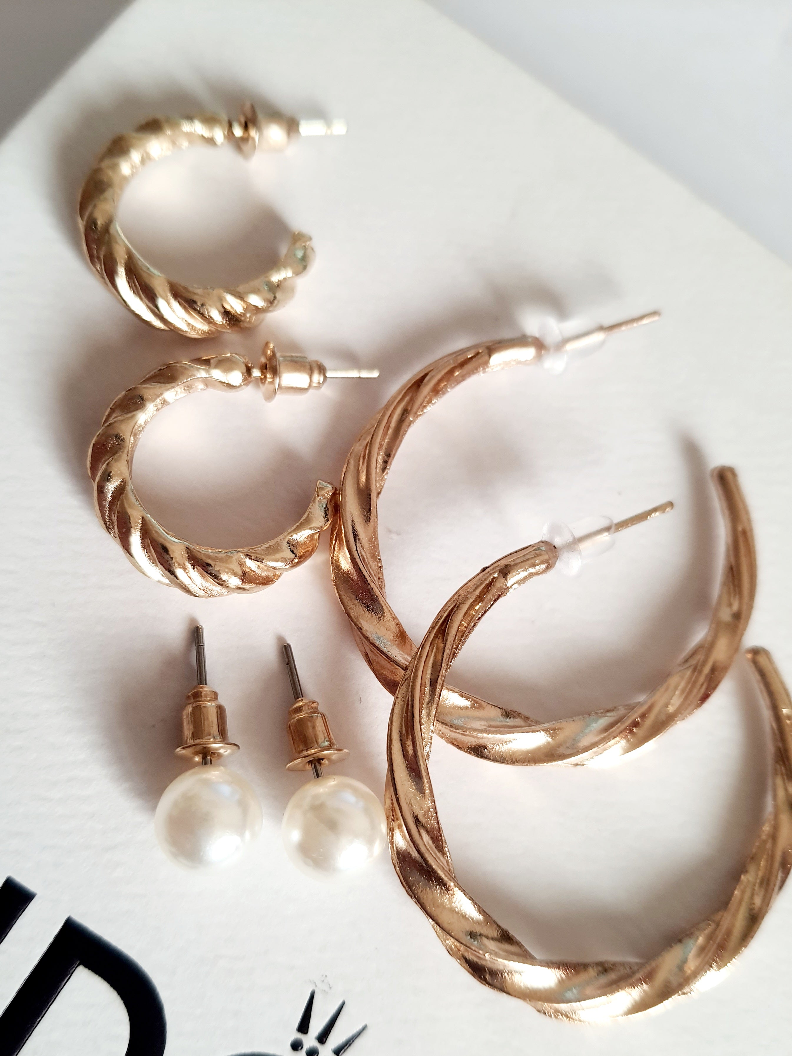 Zestaw kolczyków RougeBizu – skręcane złote koła i wkrętki z perełkami. Stal nierdzewna. Ponadczasowa klasyka i elegancja. rouge bizu.