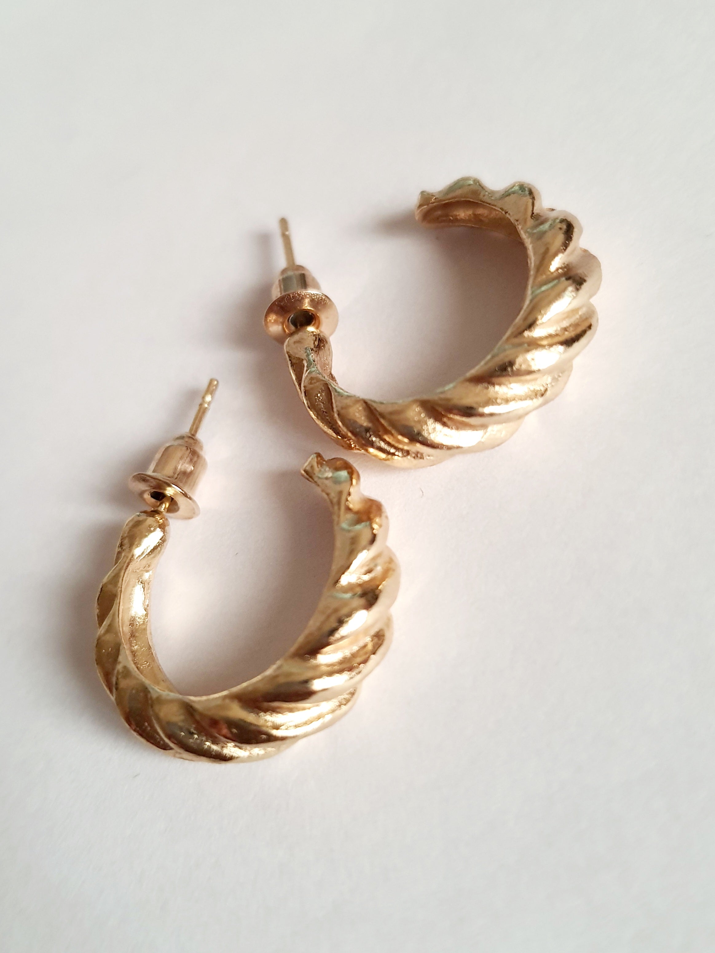 Zestaw kolczyków RougeBizu – skręcane złote koła i wkrętki z perełkami. Stal nierdzewna. Ponadczasowa klasyka i elegancja. rouge bizu.