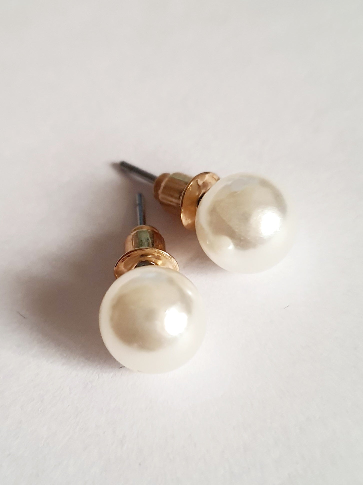 Zestaw kolczyków RougeBizu – skręcane złote koła i wkrętki z perełkami. Stal nierdzewna. Ponadczasowa klasyka i elegancja. rouge bizu.