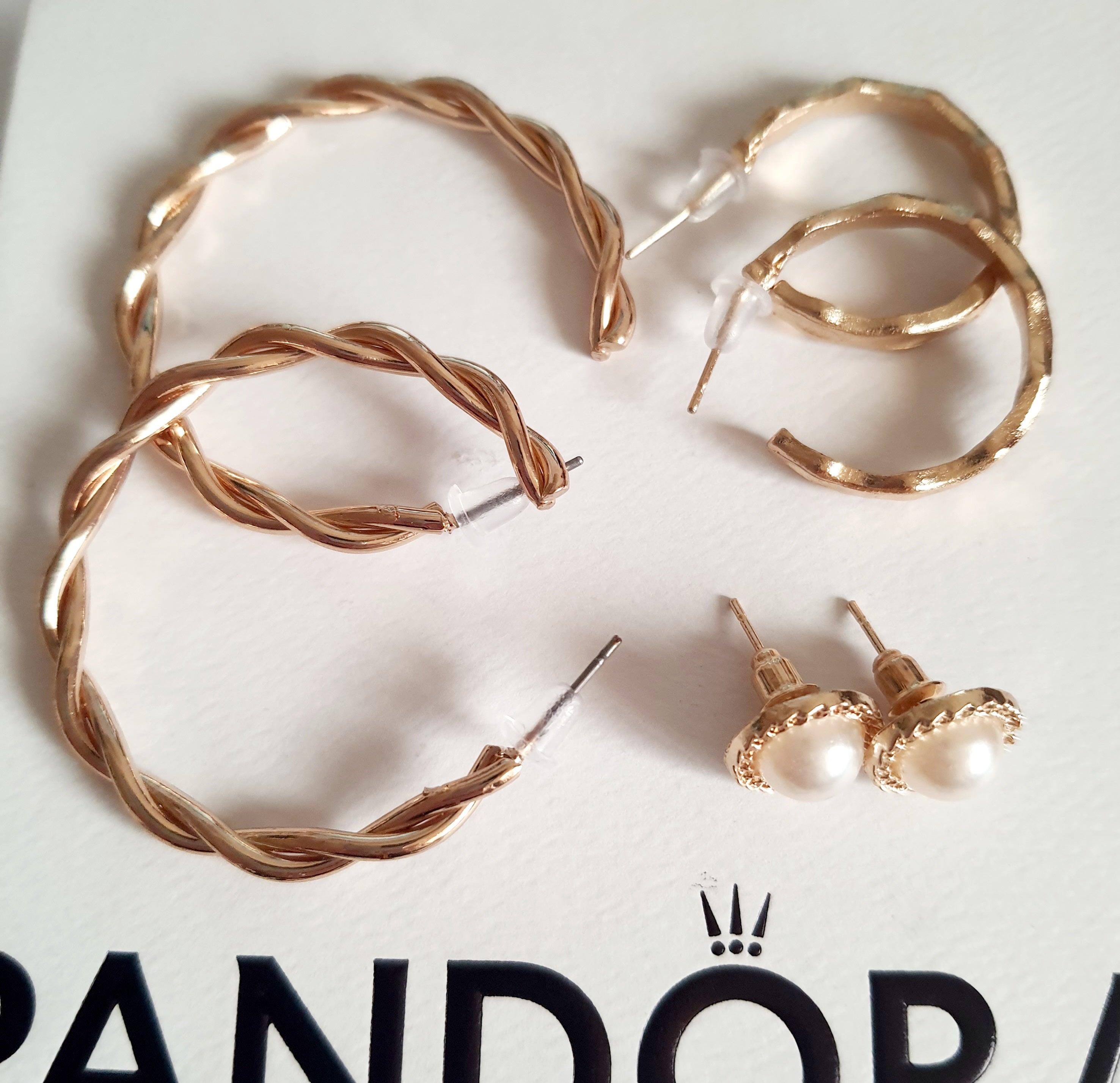 Zestaw kolczyków RougeBizu – skręcane i młotkowane hoopsy oraz perłowe wkrętki. WKRĘTKI Z PEREŁKAMI 1,5CM, KÓŁKA MAŁE 2,5CM ŚREDNICA, KÓŁKA DUŻE SKRECANE 4CM, STAL NIERDZEWNA. ROUGE BIZU