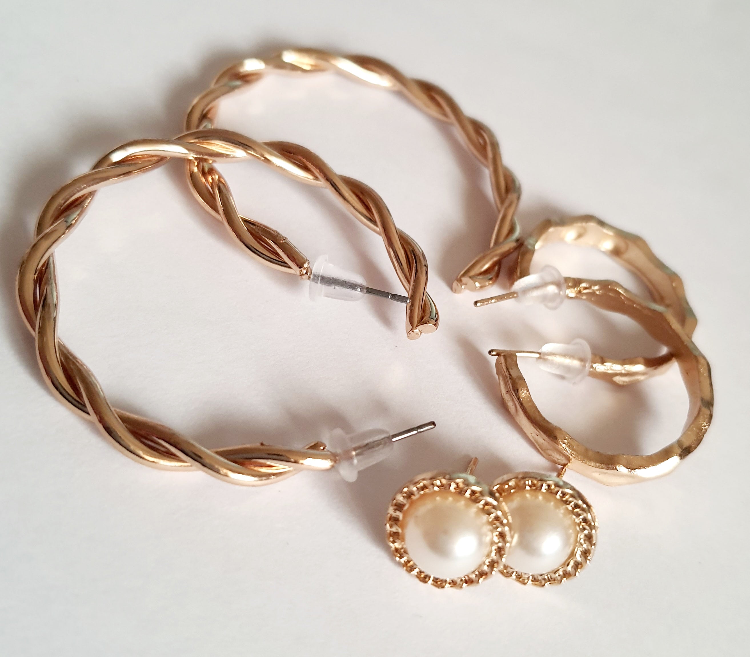 Zestaw kolczyków RougeBizu – skręcane i młotkowane hoopsy oraz perłowe wkrętki. WKRĘTKI Z PEREŁKAMI 1,5CM, KÓŁKA MAŁE 2,5CM ŚREDNICA, KÓŁKA DUŻE SKRECANE 4CM, STAL NIERDZEWNA. ROUGE BIZU