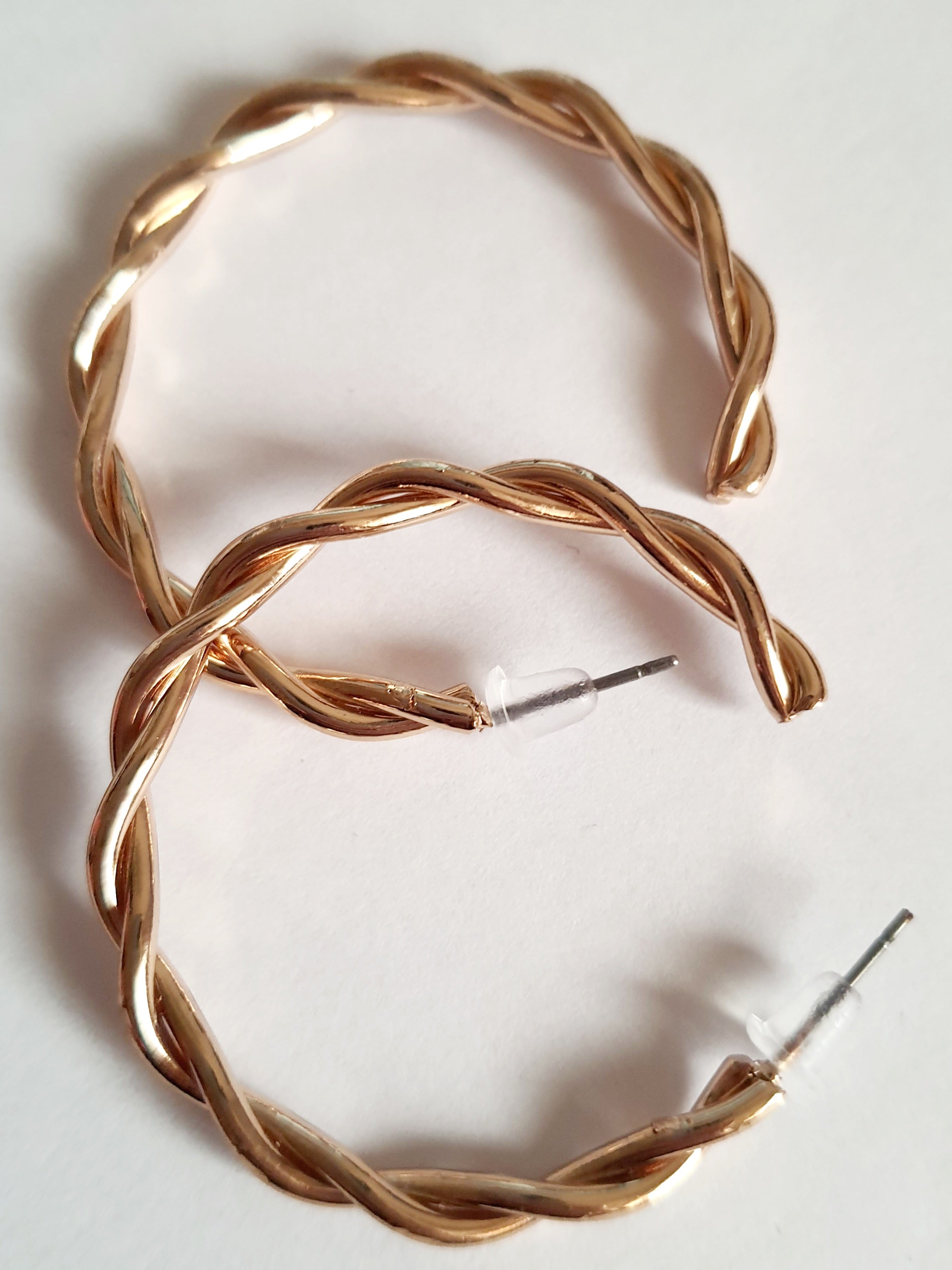 Zestaw kolczyków RougeBizu – skręcane i młotkowane hoopsy oraz perłowe wkrętki. WKRĘTKI Z PEREŁKAMI 1,5CM, KÓŁKA MAŁE 2,5CM ŚREDNICA, KÓŁKA DUŻE SKRECANE 4CM, STAL NIERDZEWNA. ROUGE BIZU