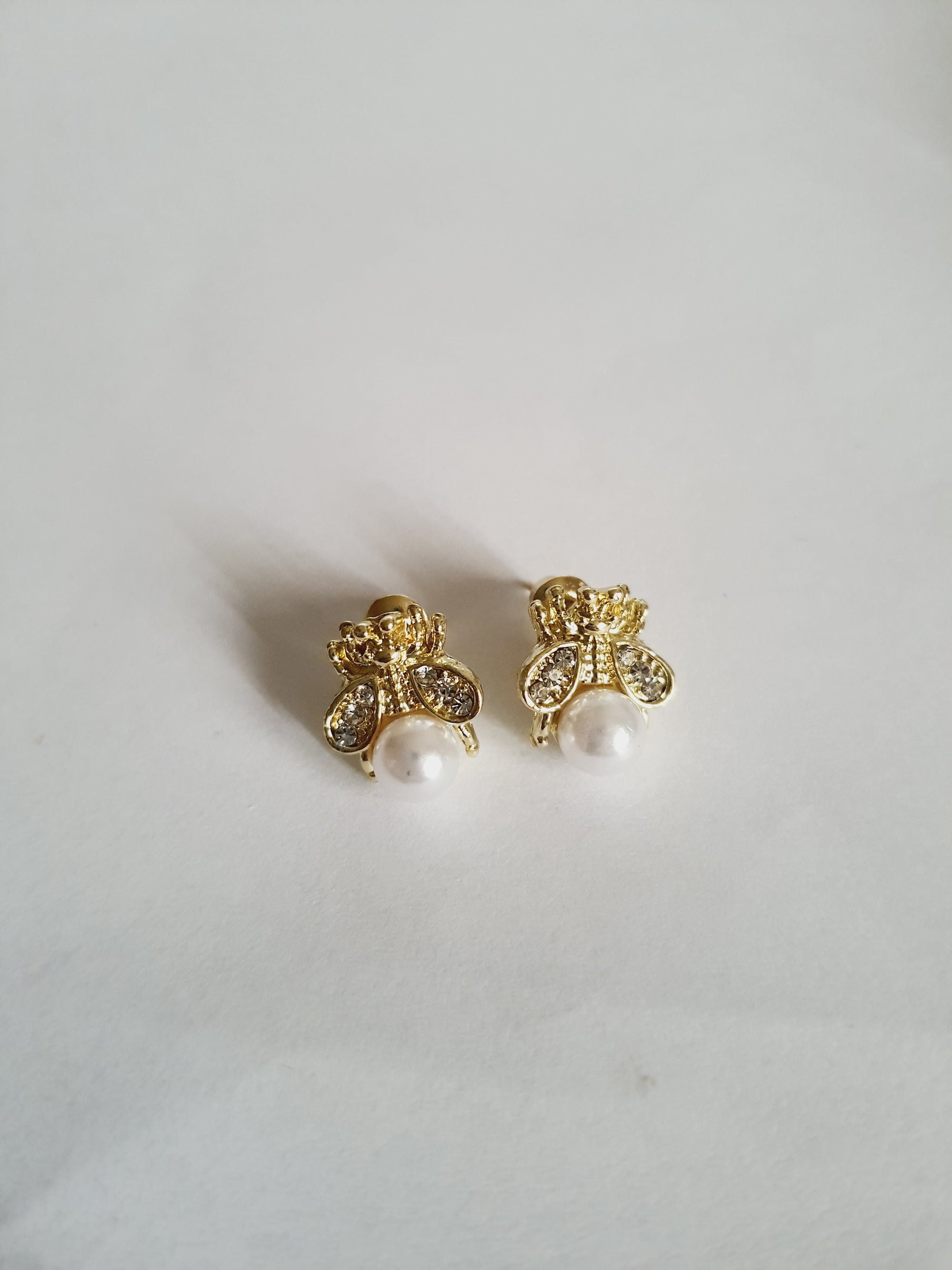 Kolczyki wkrętki pszczółki z perłą i cyrkoniami, stal nierdzewna, długość 1,5 cm- moty owad