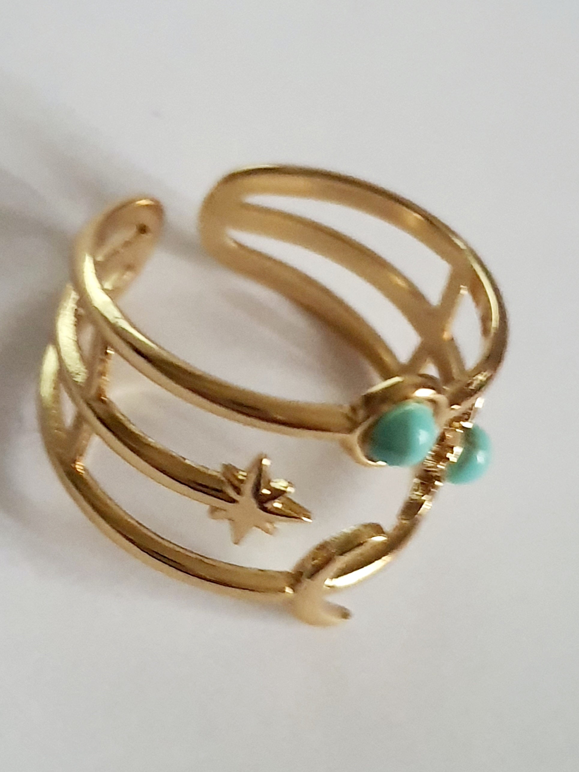 Złoty pierścionek z turkusowymi kamieniami i motywami gwiazdy, księżyca i słońca – rozmiar 17mm, stal nierdzewna, styl etno boho