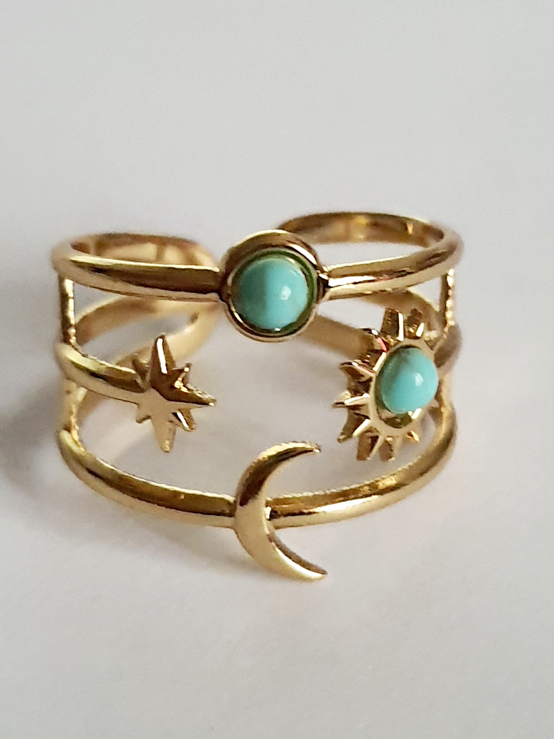 Złoty pierścionek z turkusowymi kamieniami i motywami gwiazdy, księżyca i słońca – rozmiar 17mm, stal nierdzewna, styl etno boho