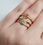 Złoty pierścionek z turkusowymi kamieniami i motywami gwiazdy, księżyca i słońca – rozmiar 17mm, stal nierdzewna, styl etno boho