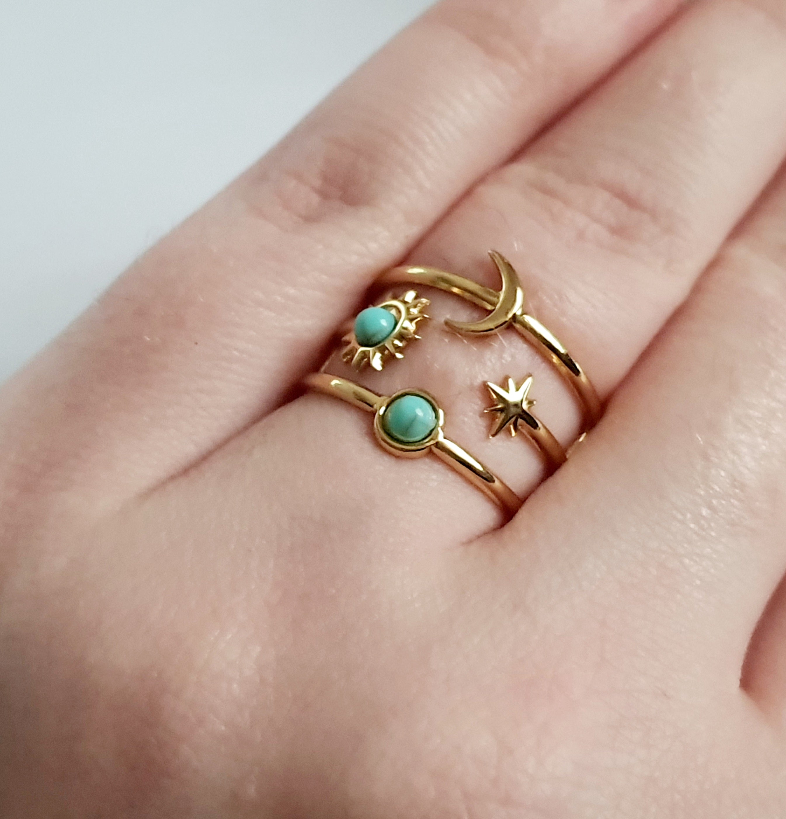 Złoty pierścionek z turkusowymi kamieniami i motywami gwiazdy, księżyca i słońca – rozmiar 17mm, stal nierdzewna, styl etno boho
