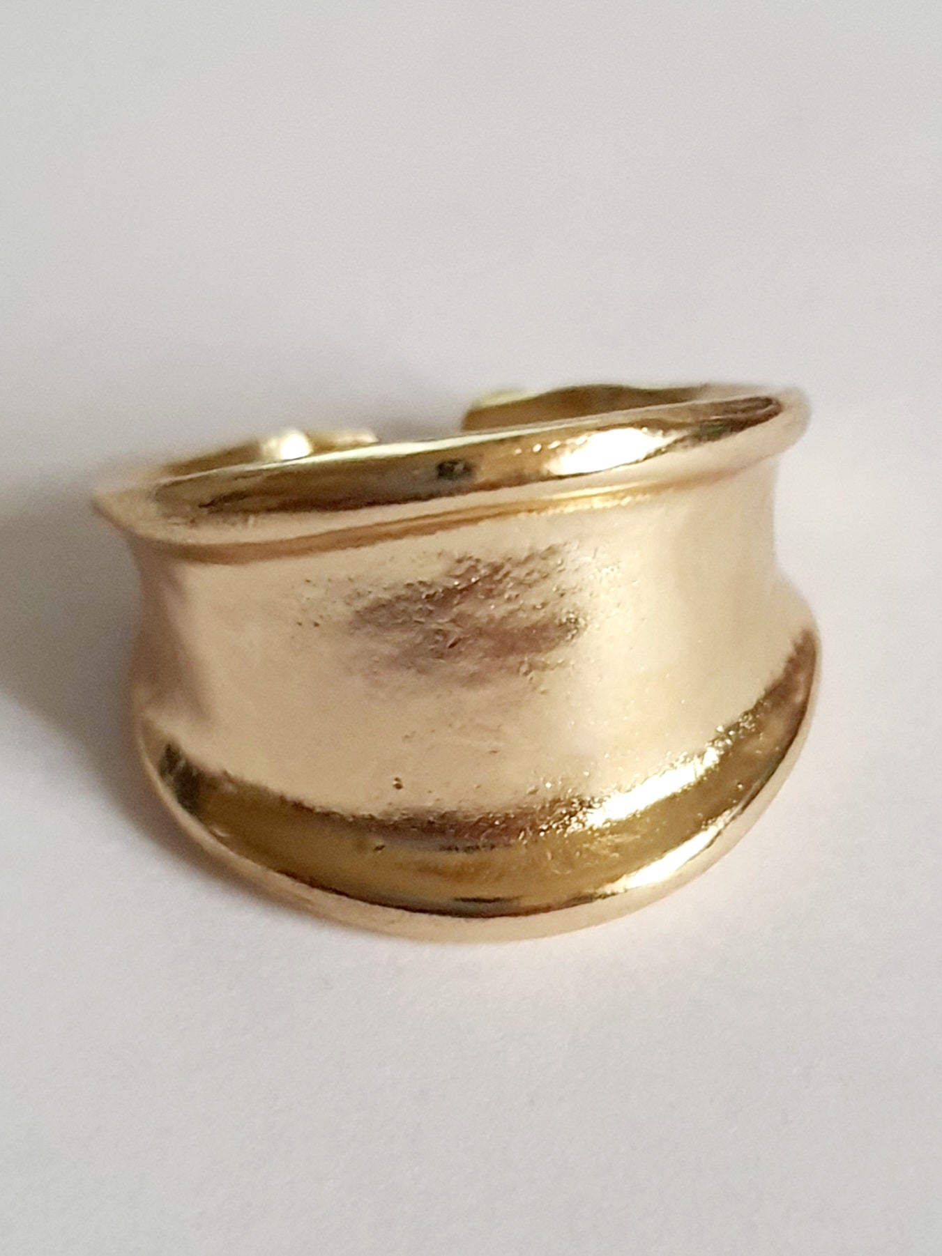 Minimalistyczny pierścionek ze stali nierdzewnej w kolorze złota. klasyka i elegancja, rozmiar 16mm. rouge bizu