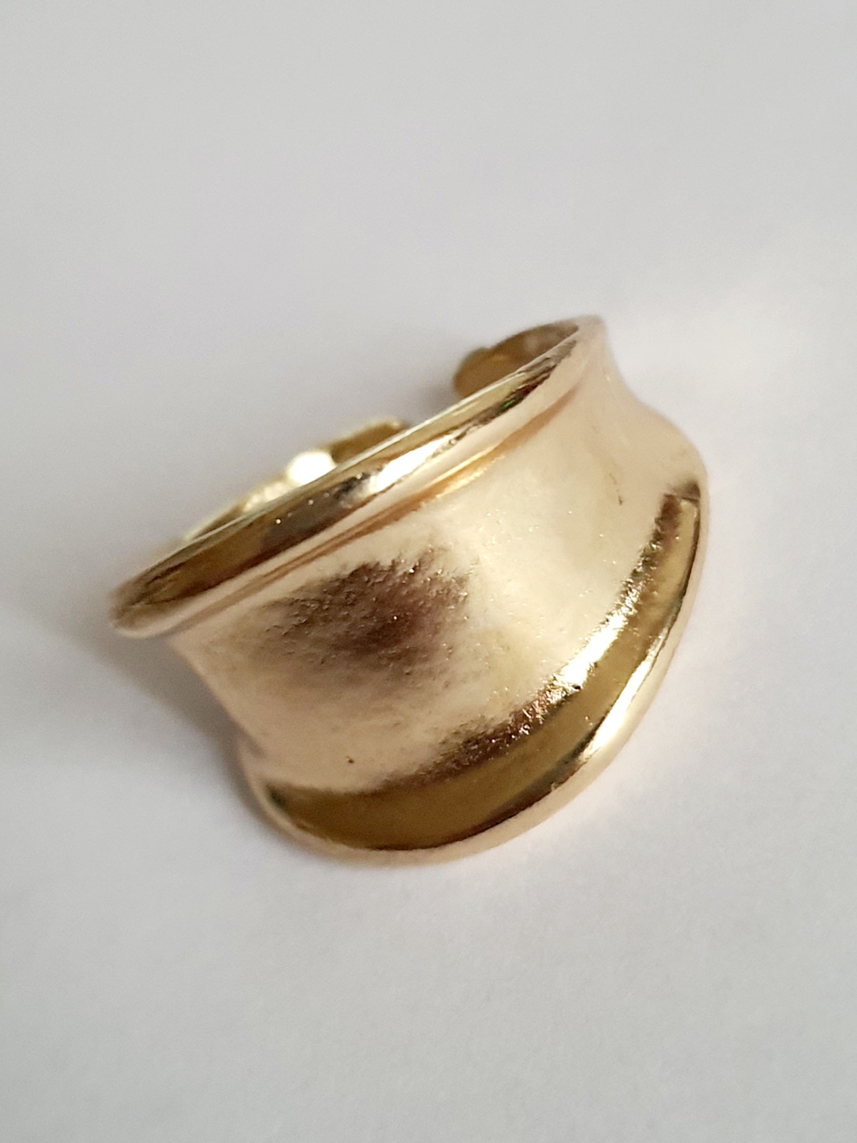 Minimalistyczny pierścionek ze stali nierdzewnej w kolorze złota. klasyka i elegancja, rozmiar 16mm. rouge bizu