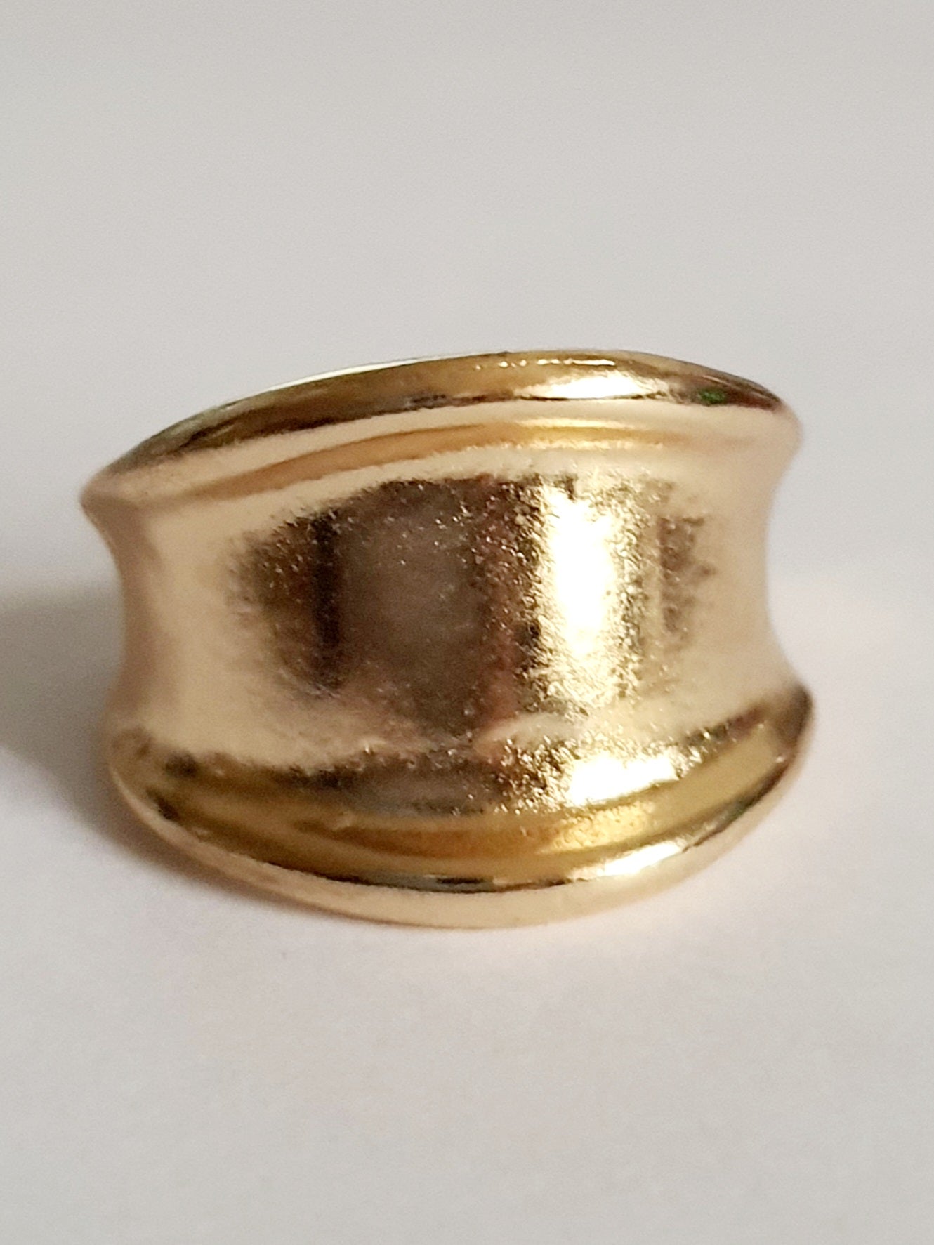 Minimalistyczny pierścionek ze stali nierdzewnej w kolorze złota. klasyka i elegancja, rozmiar 16mm. rouge bizu