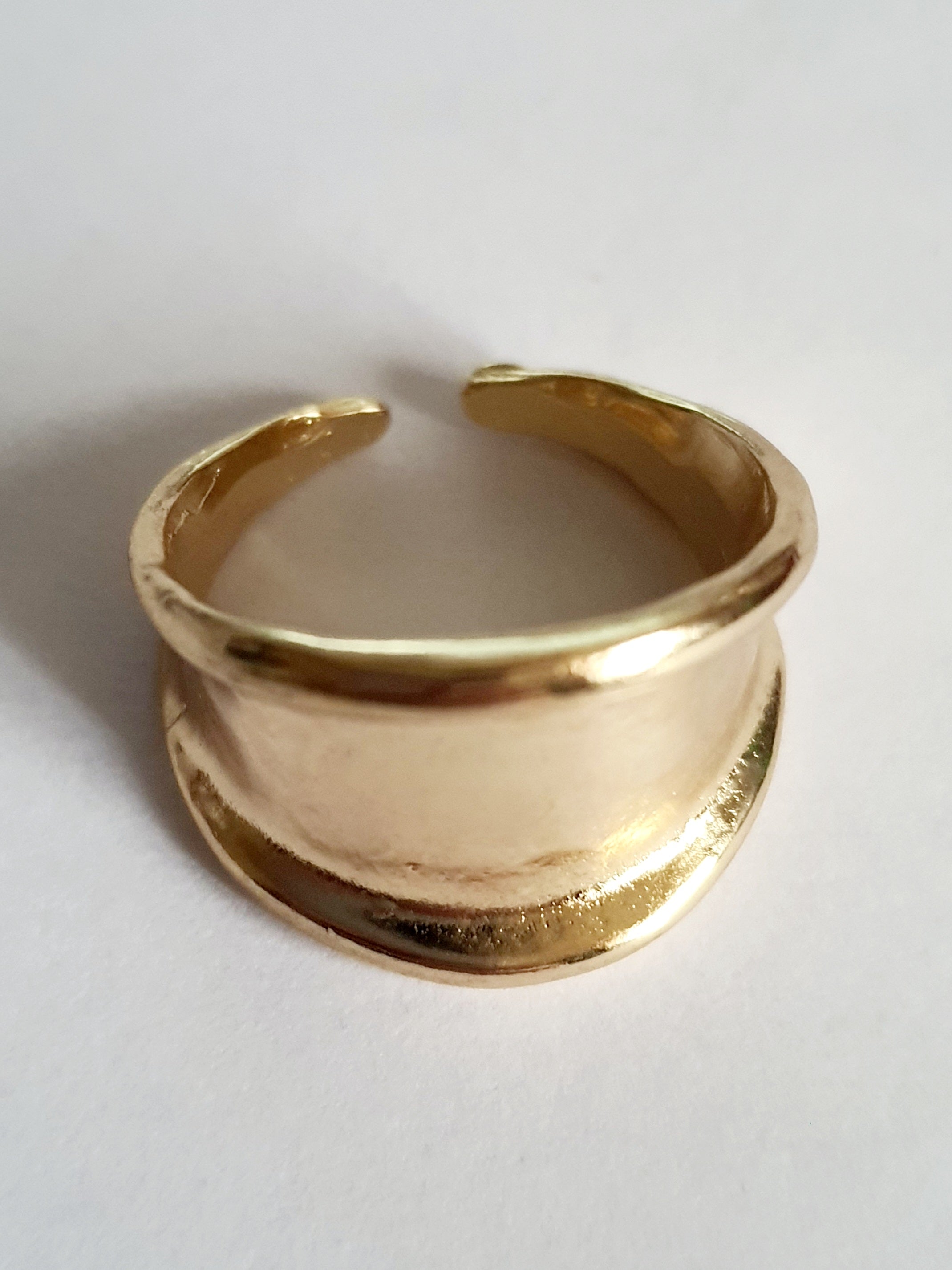 Minimalistyczny pierścionek ze stali nierdzewnej w kolorze złota. klasyka i elegancja, rozmiar 16mm. rouge bizu