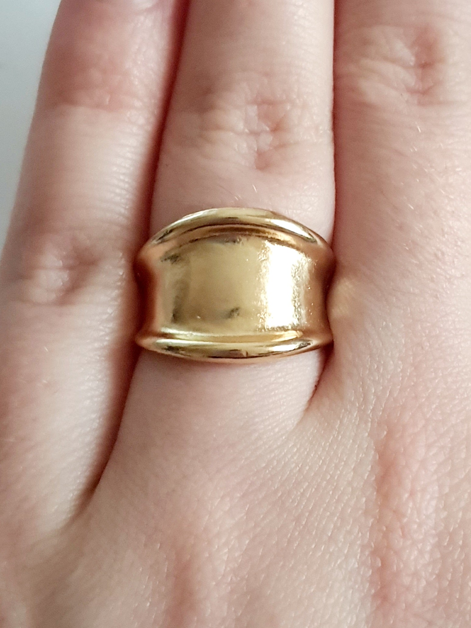 Minimalistyczny pierścionek ze stali nierdzewnej w kolorze złota. klasyka i elegancja, rozmiar 16mm. rouge bizu