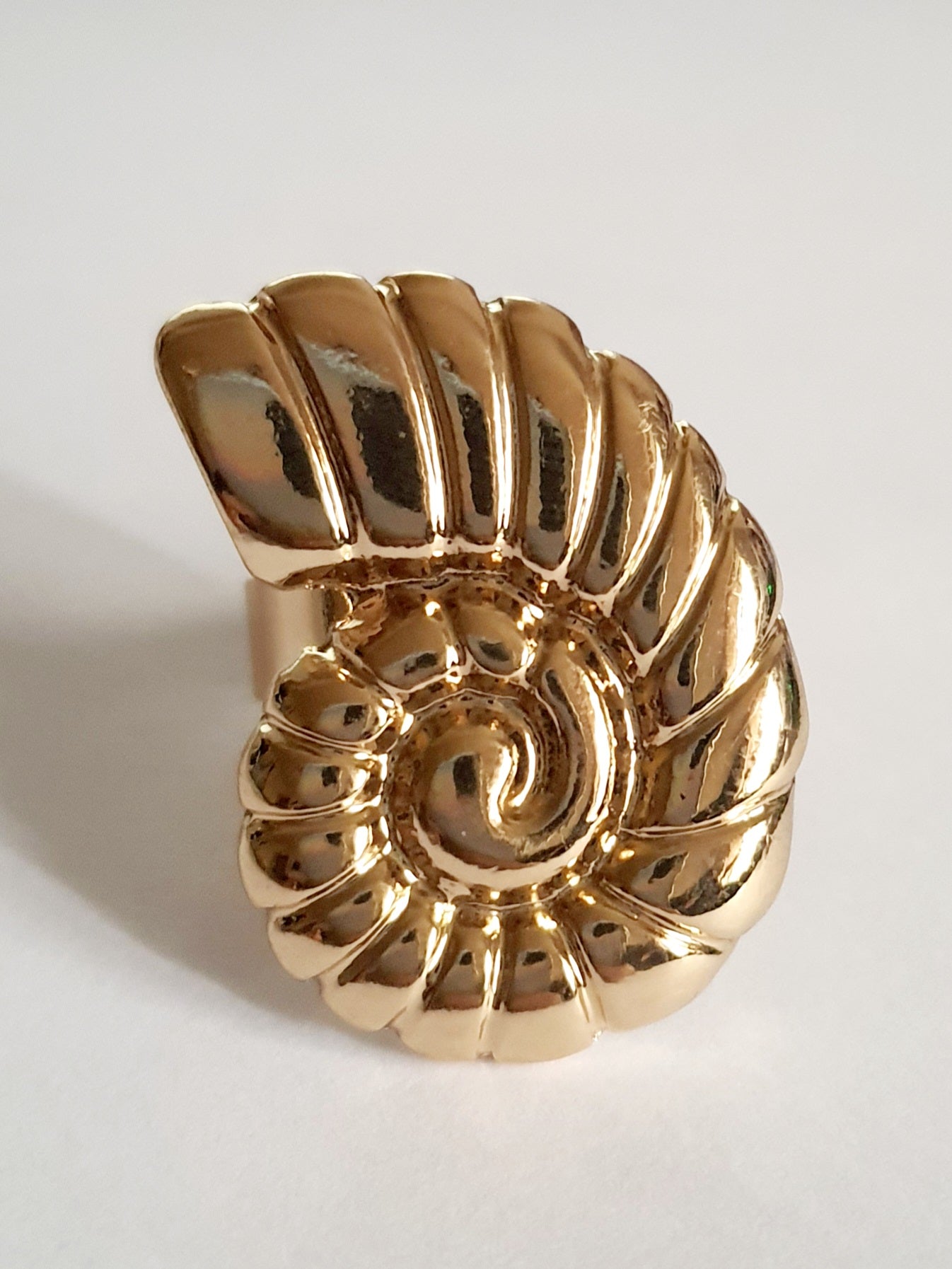 chunky pierścionek w kształcie muszelki, idealny na lato, kolor złoty, stal nierdzewna, chirurgiczna. rougebizu