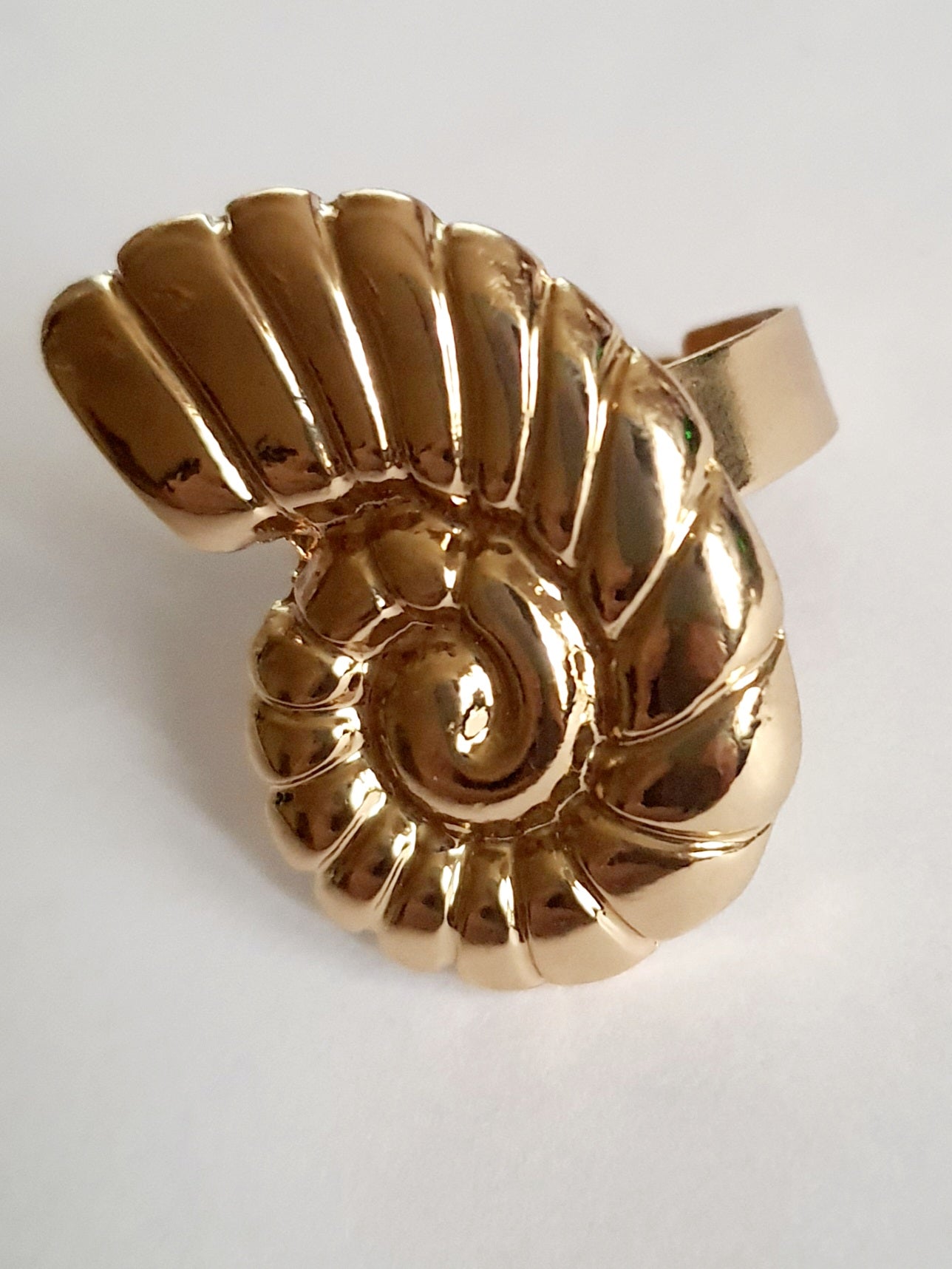 chunky pierścionek w kształcie muszelki, idealny na lato, kolor złoty, stal nierdzewna, chirurgiczna. rougebizu