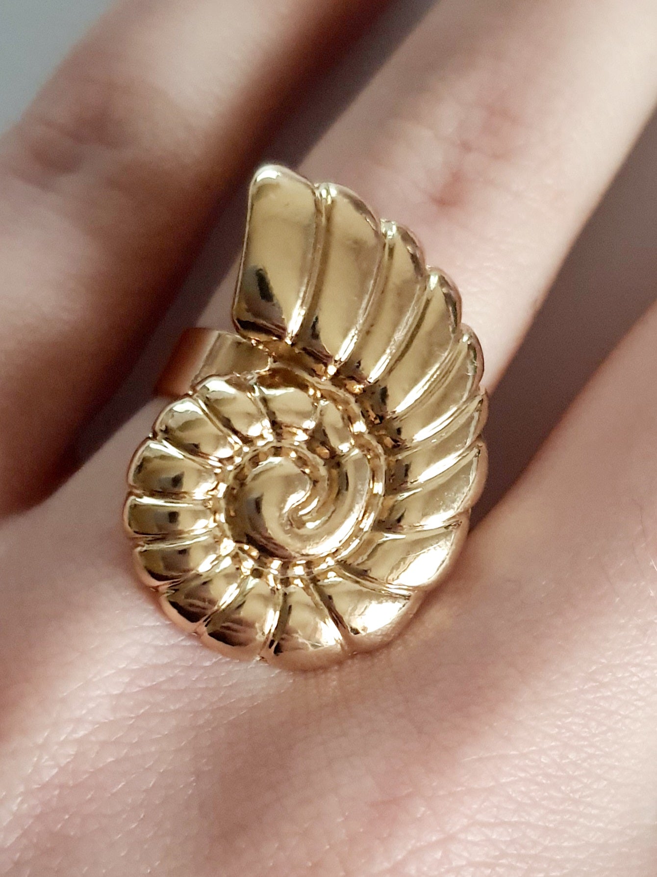 chunky pierścionek w kształcie muszelki, idealny na lato, kolor złoty, stal nierdzewna, chirurgiczna. rougebizu